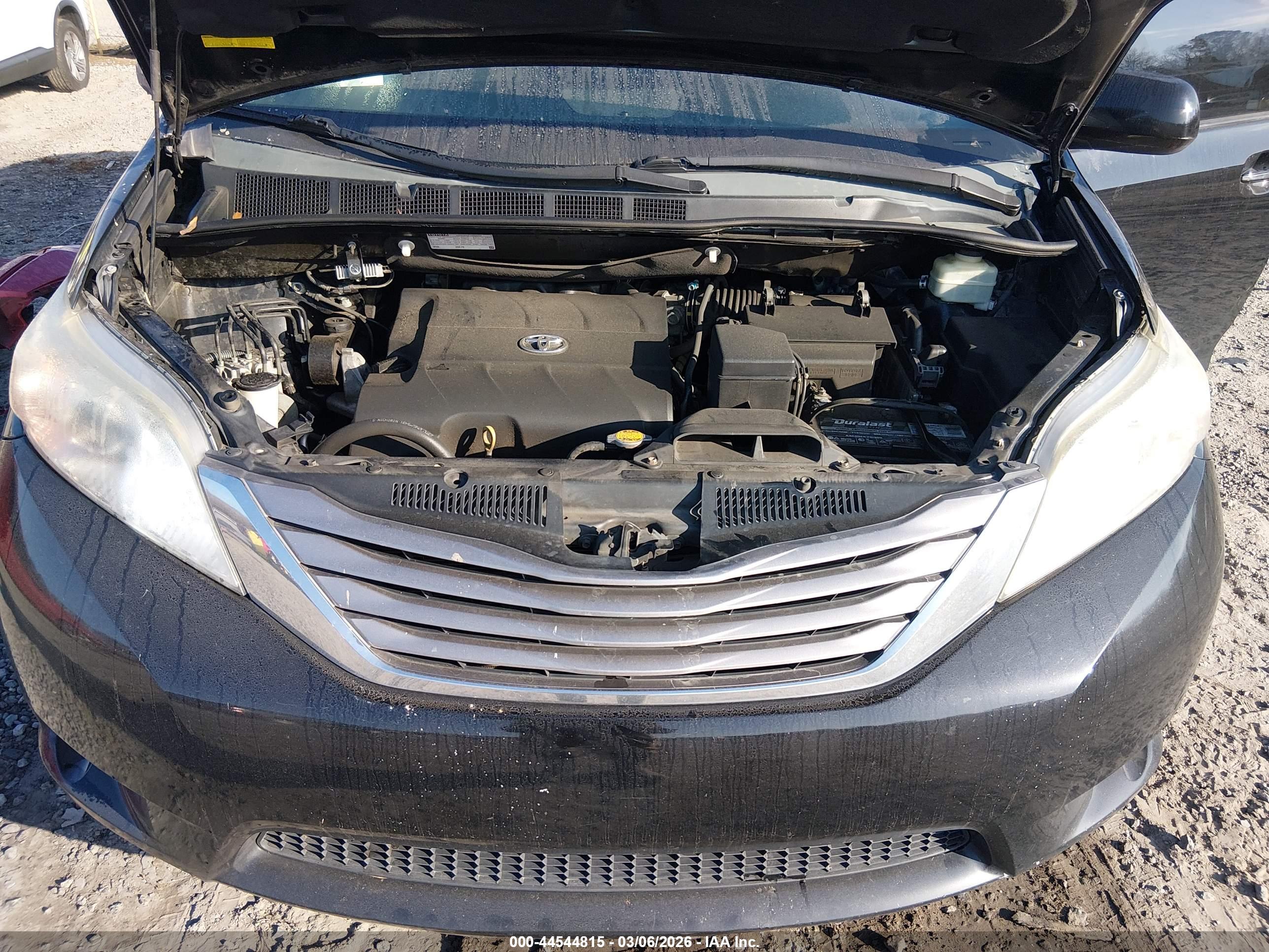 TOYOTA SIENNA image 10