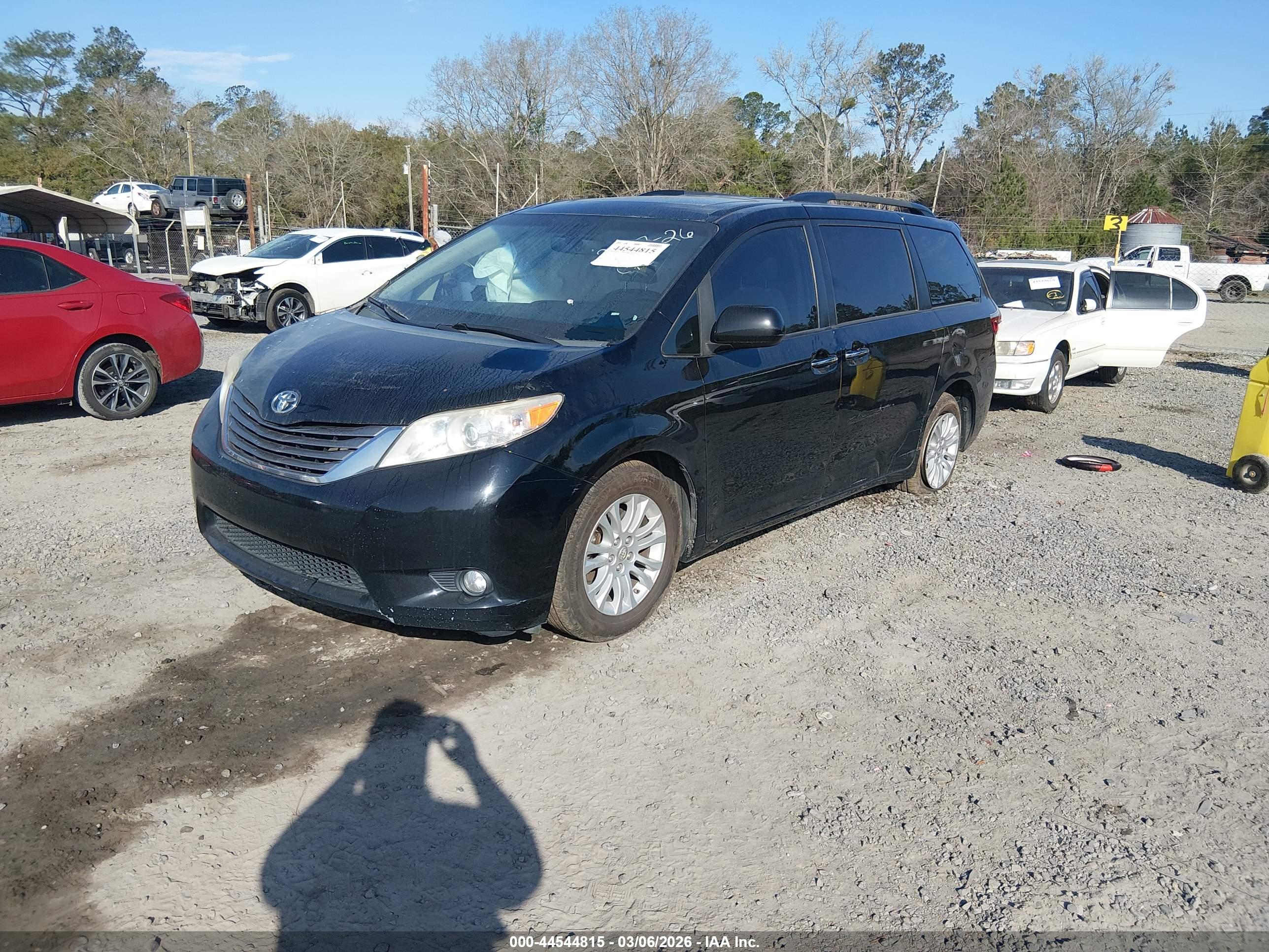 TOYOTA SIENNA image 2