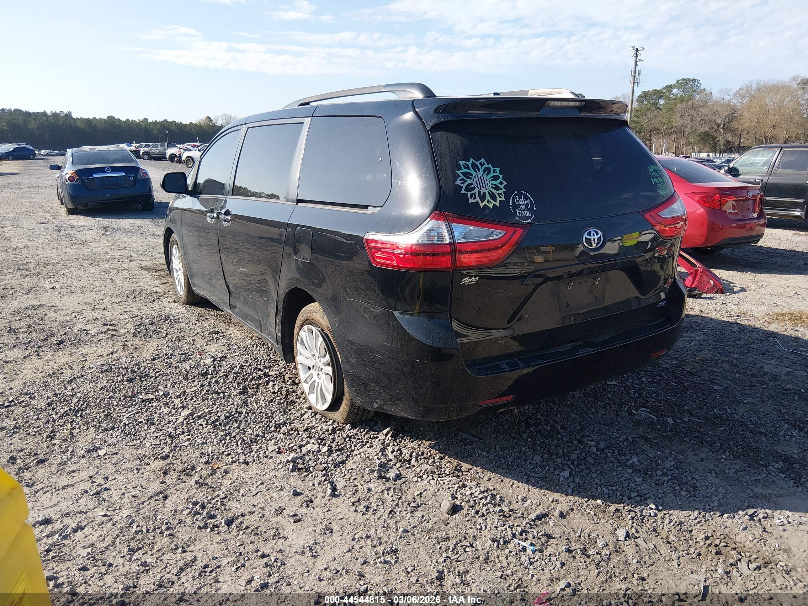 TOYOTA SIENNA image 3