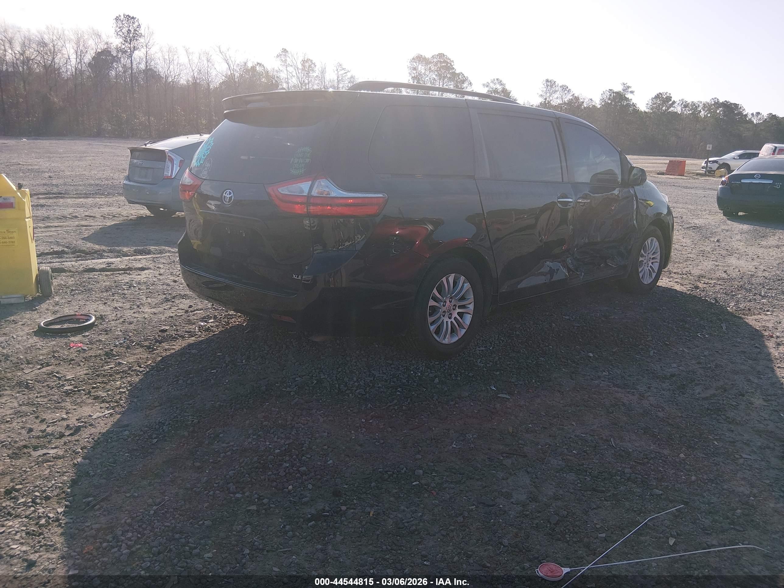 TOYOTA SIENNA image 4