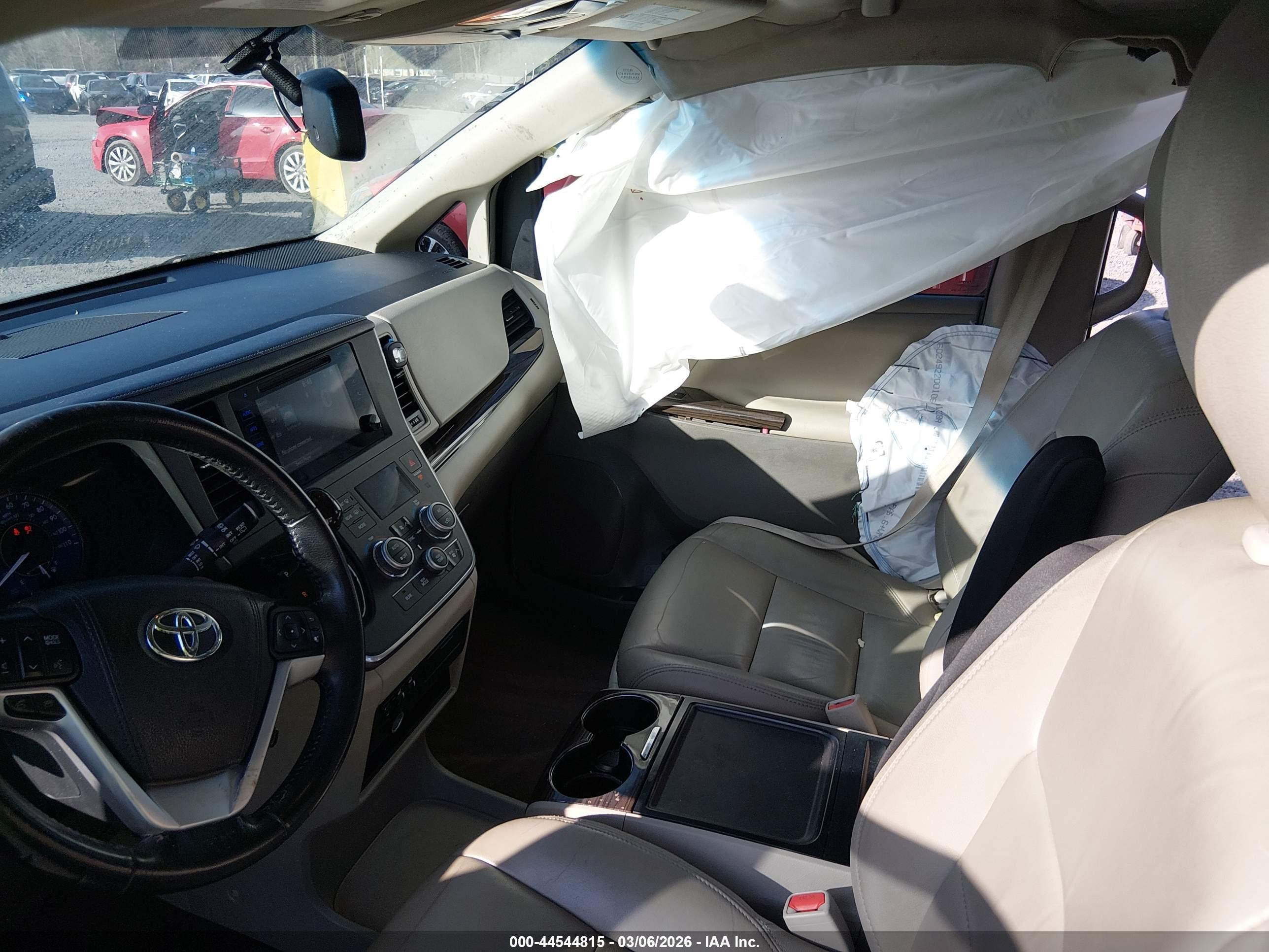 TOYOTA SIENNA image 5