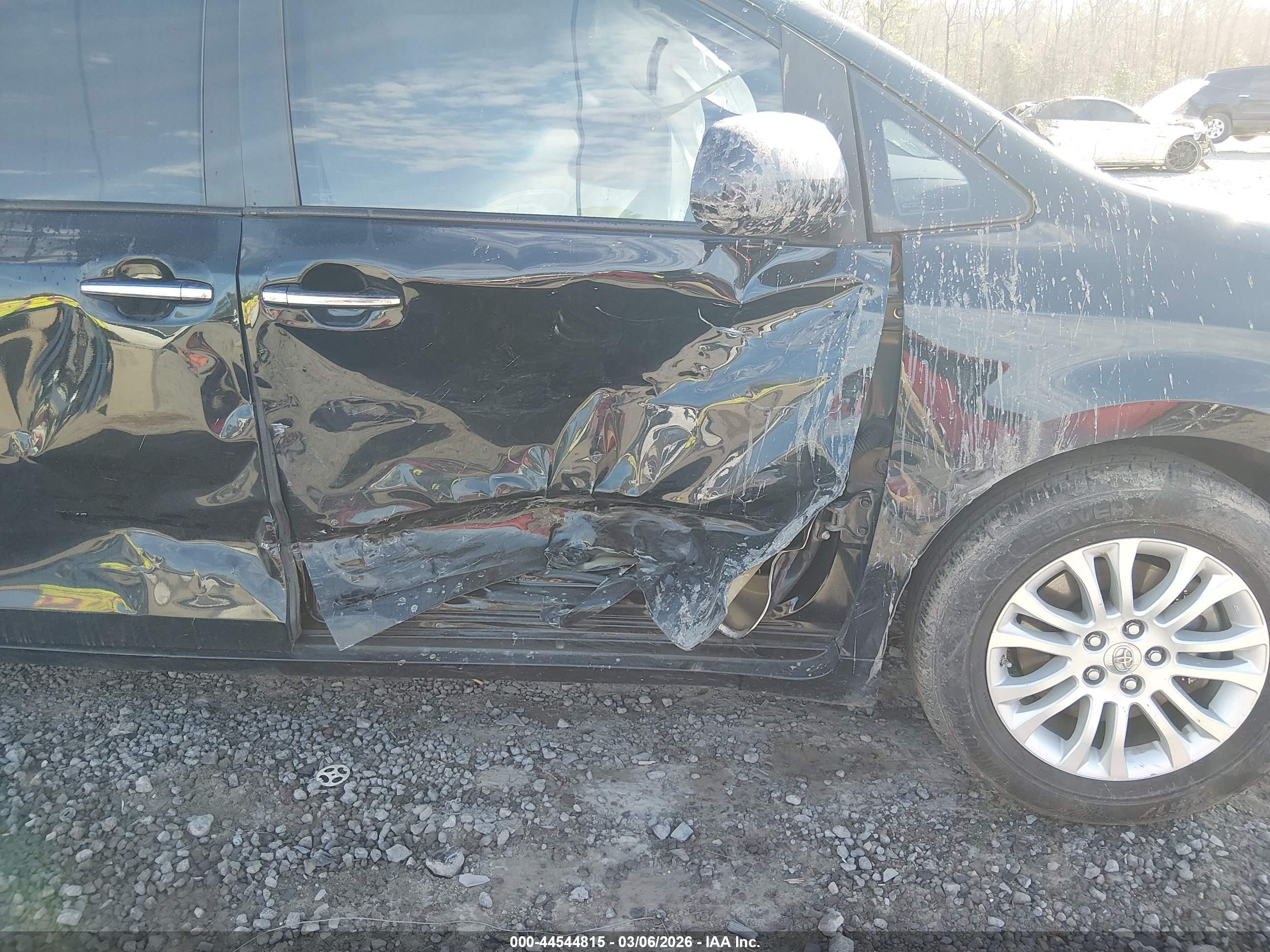 TOYOTA SIENNA image 6