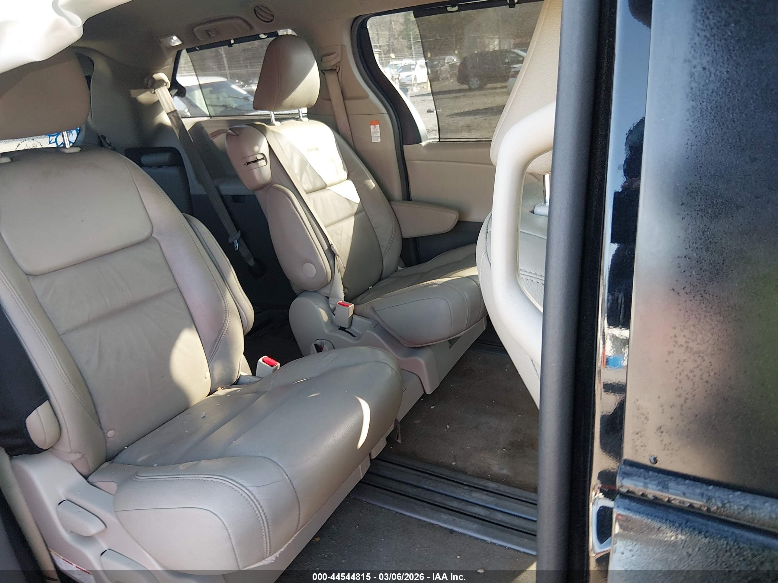 TOYOTA SIENNA image 8