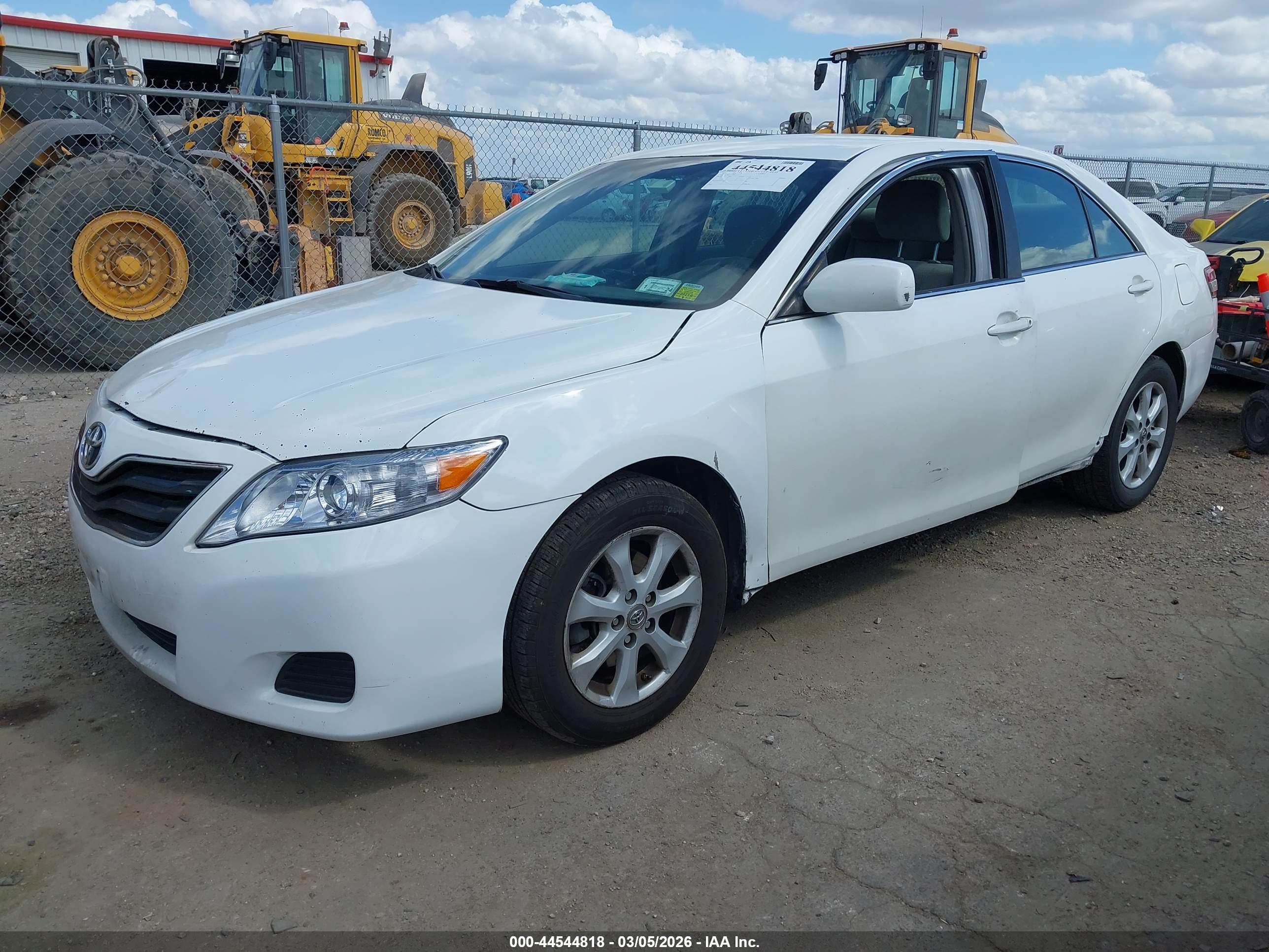 TOYOTA CAMRY image 2