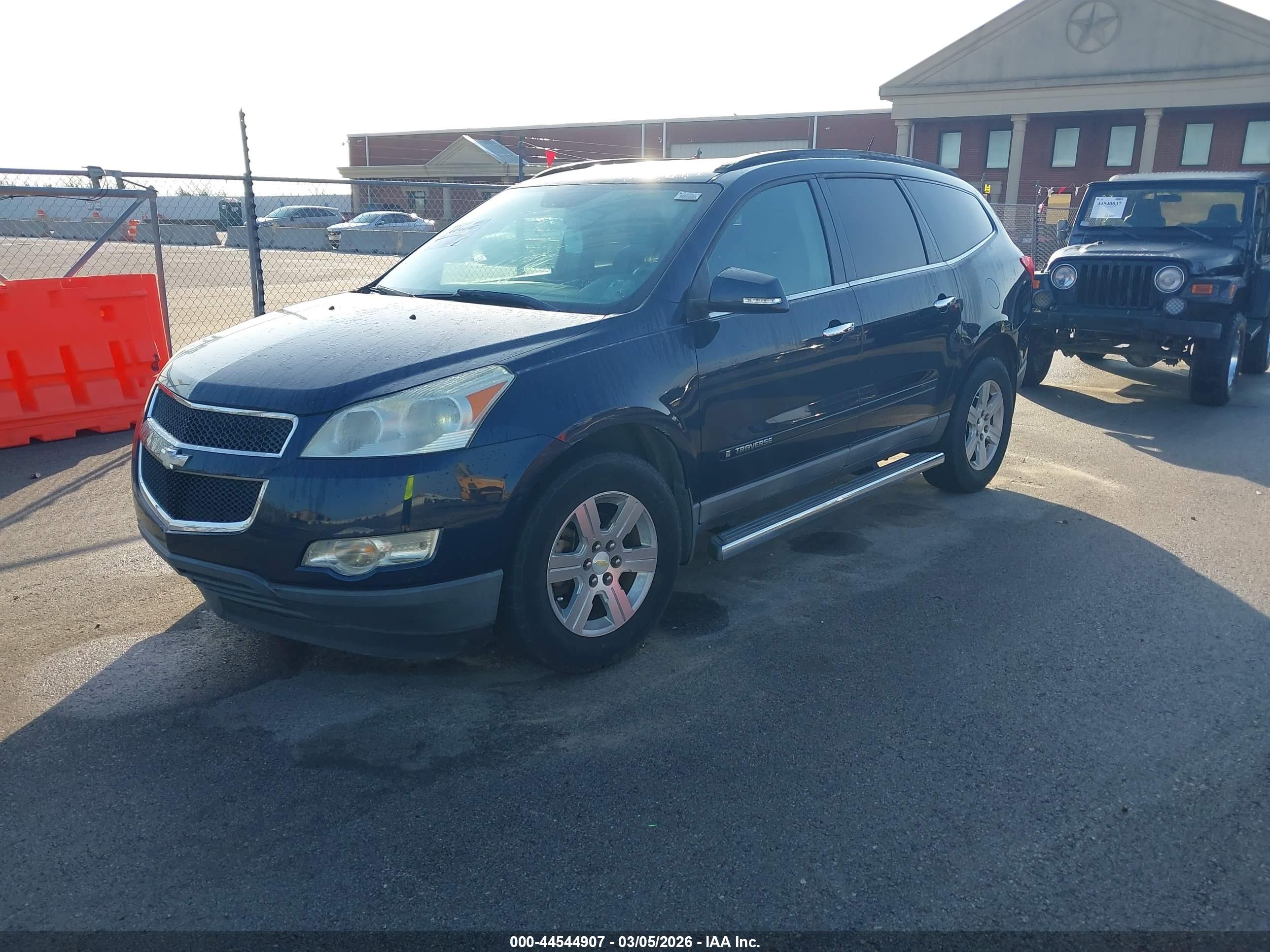 CHEVROLET TRAVERSE image 2
