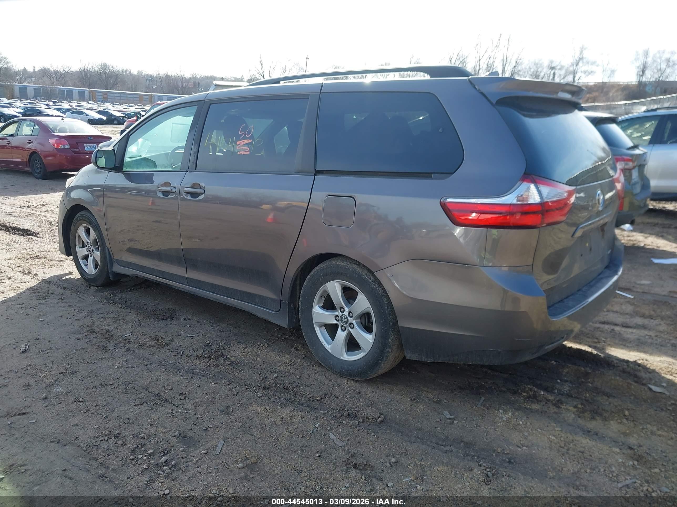 TOYOTA SIENNA image 3