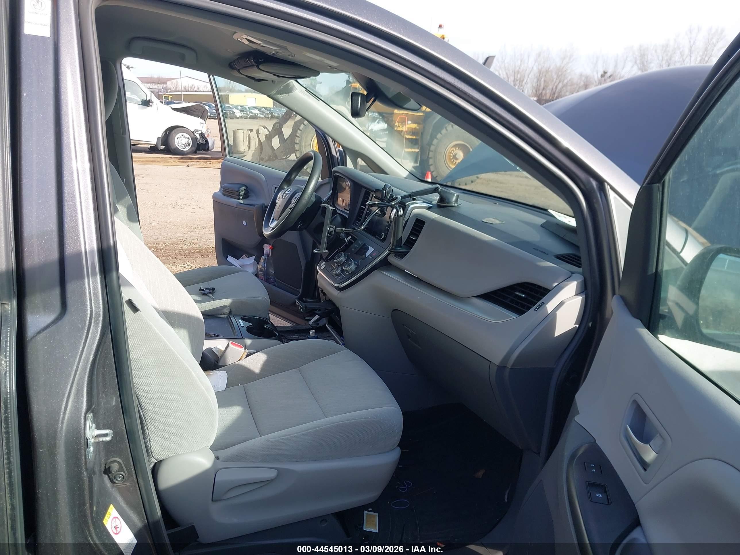 TOYOTA SIENNA image 5
