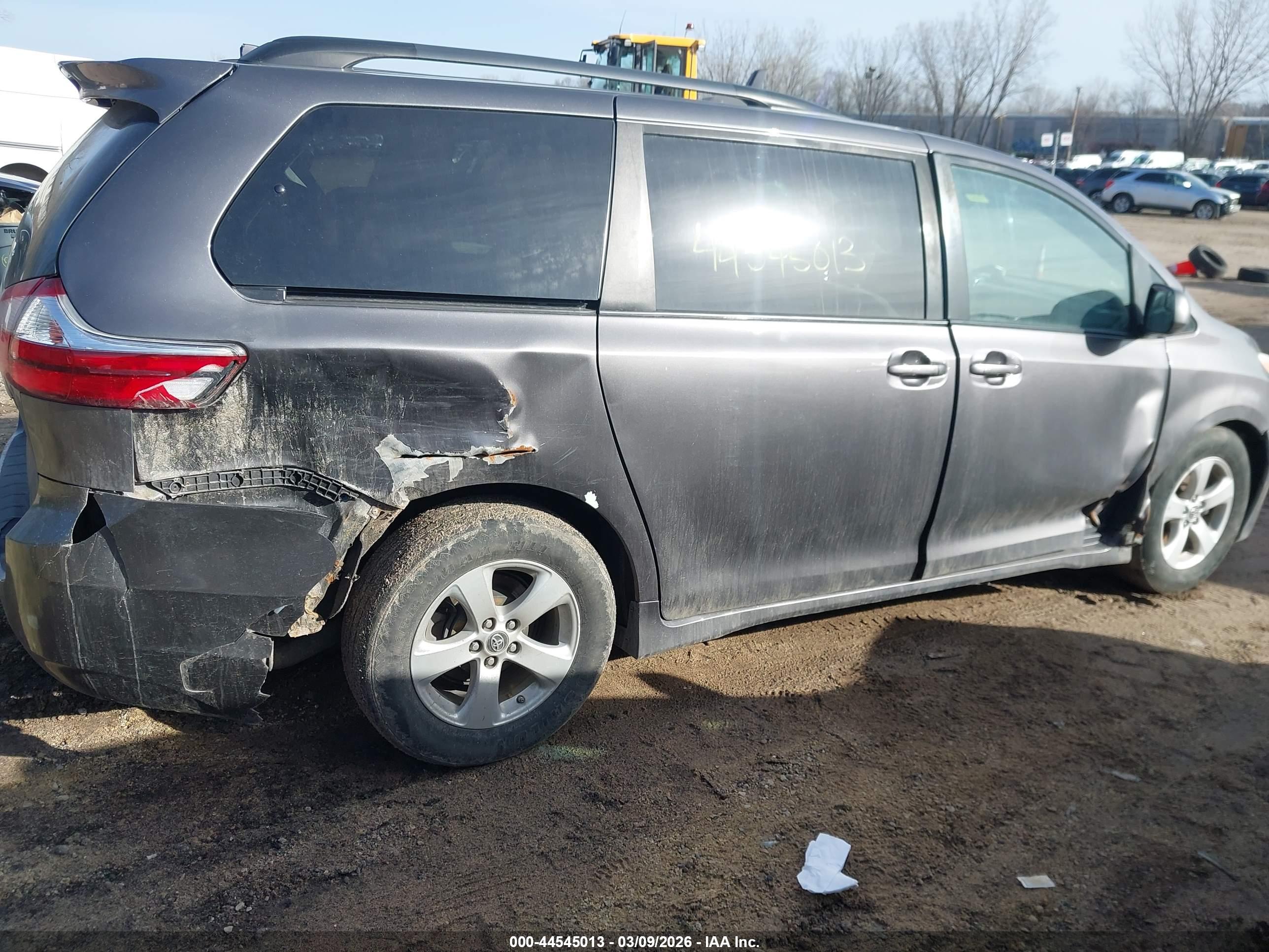 TOYOTA SIENNA image 6