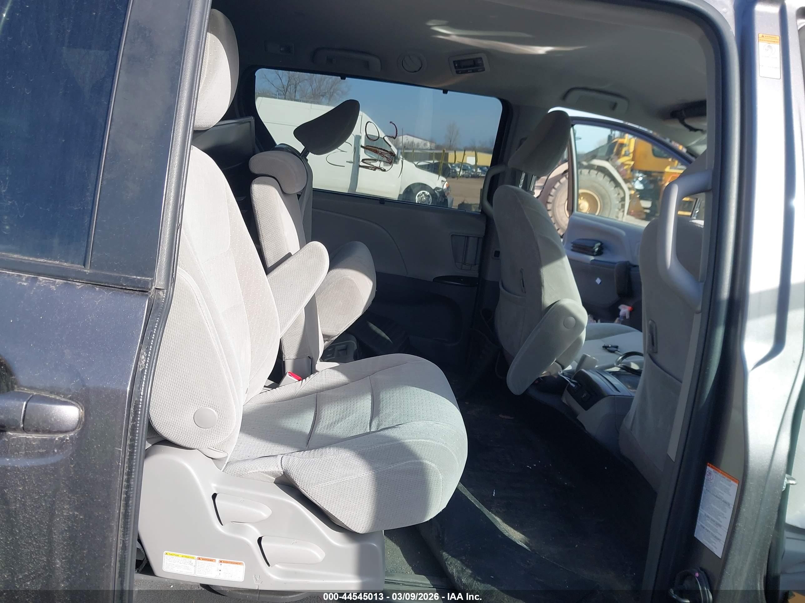 TOYOTA SIENNA image 8