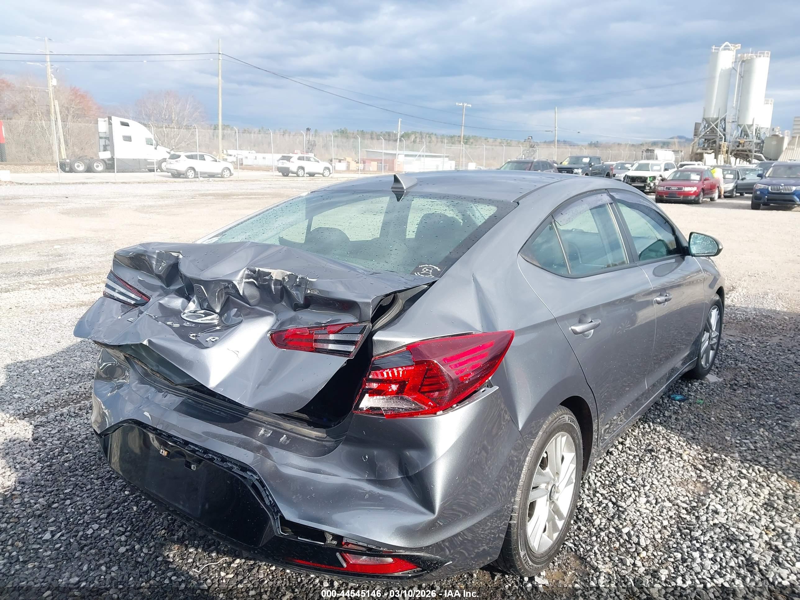 HYUNDAI ELANTRA image 4