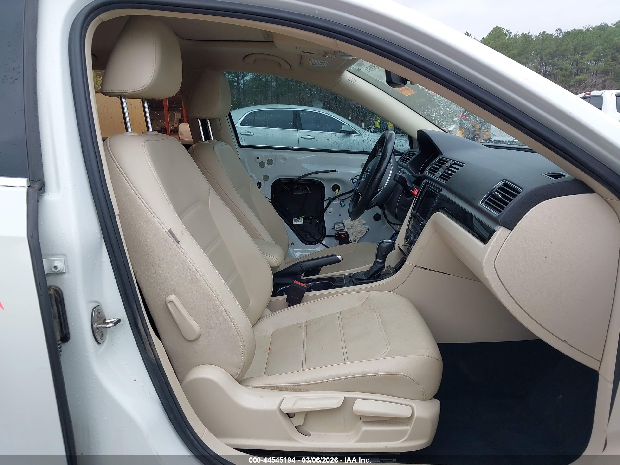 VOLKSWAGEN PASSAT image 5
