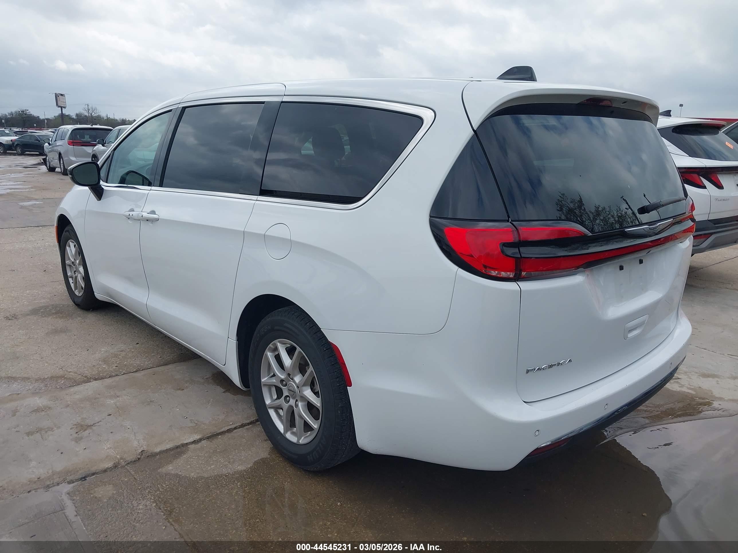 CHRYSLER PACIFICA image 3