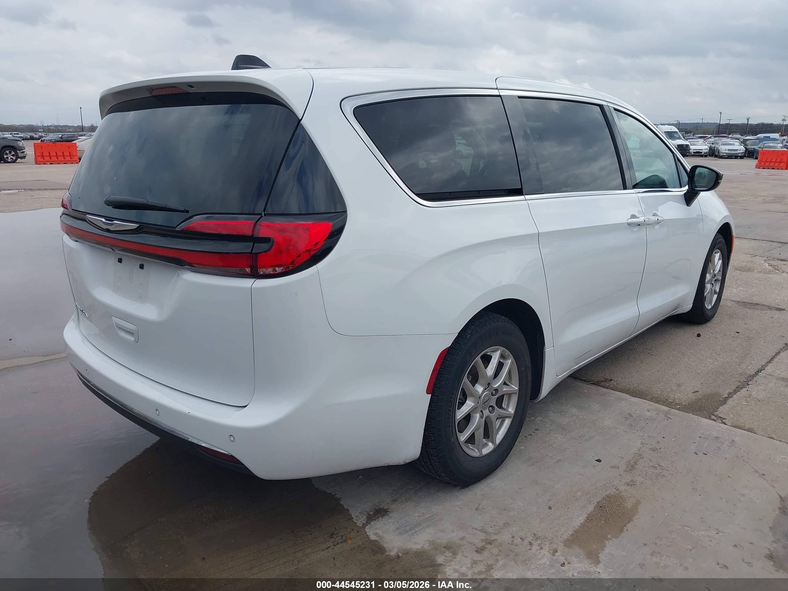 CHRYSLER PACIFICA image 4