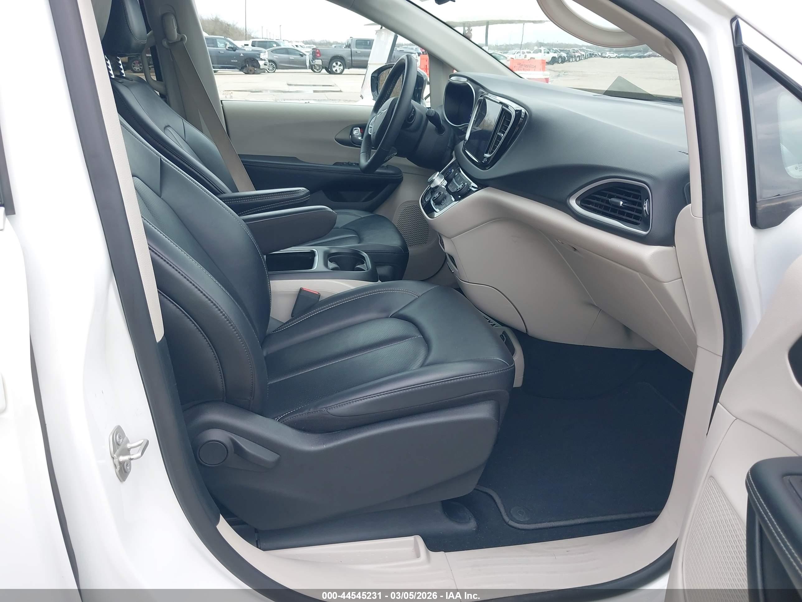 CHRYSLER PACIFICA image 5