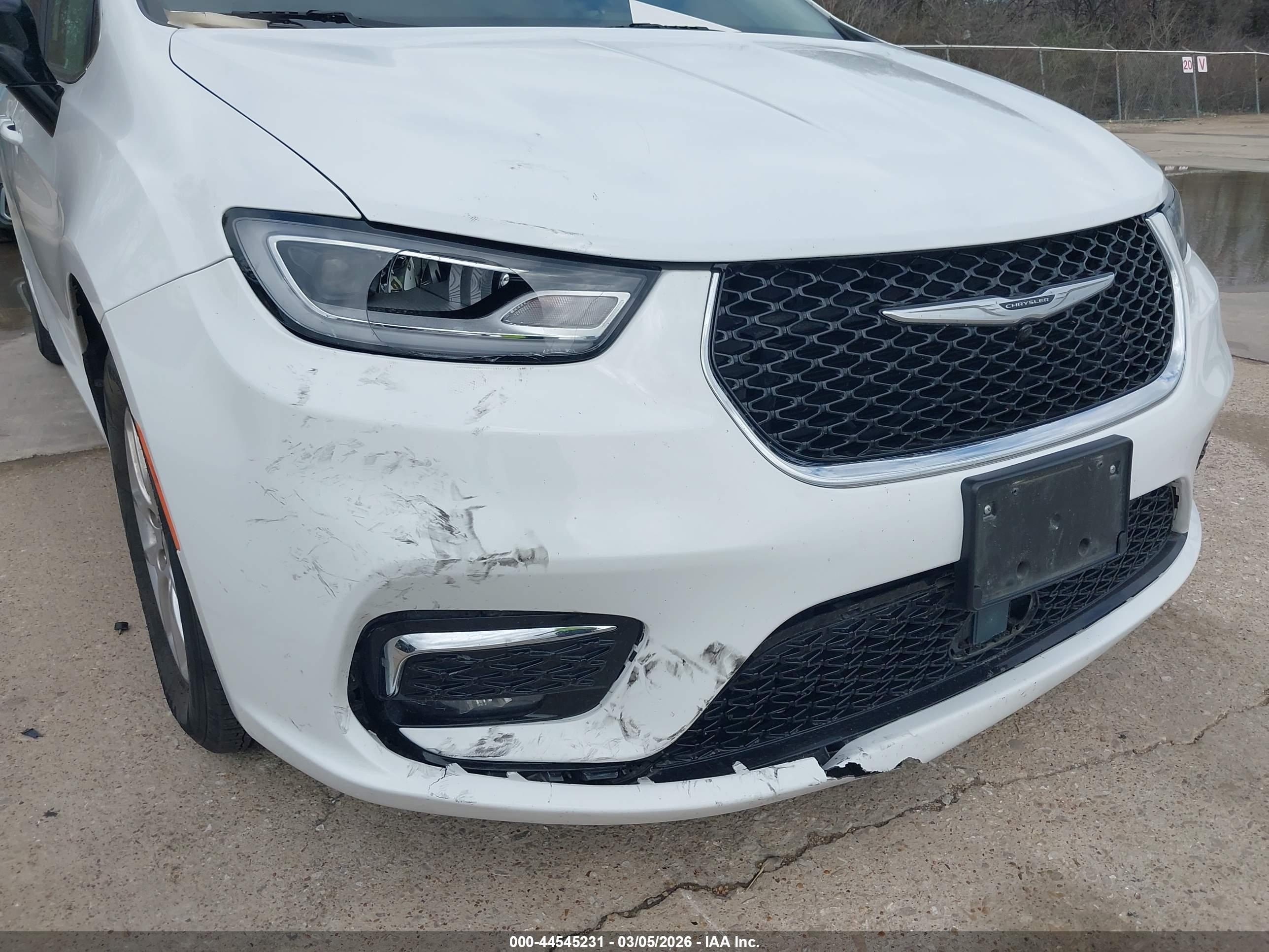 CHRYSLER PACIFICA image 6