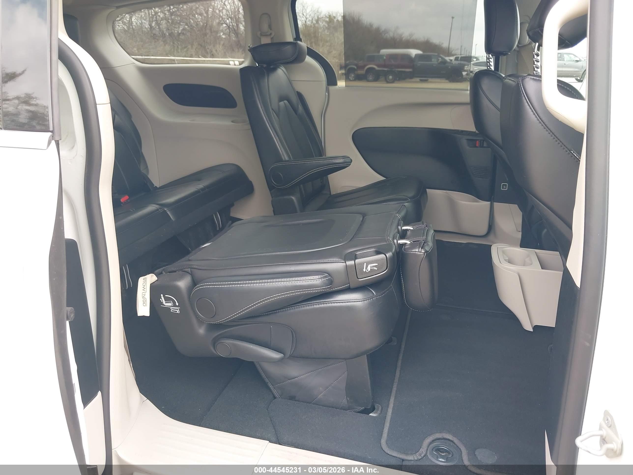 CHRYSLER PACIFICA image 8