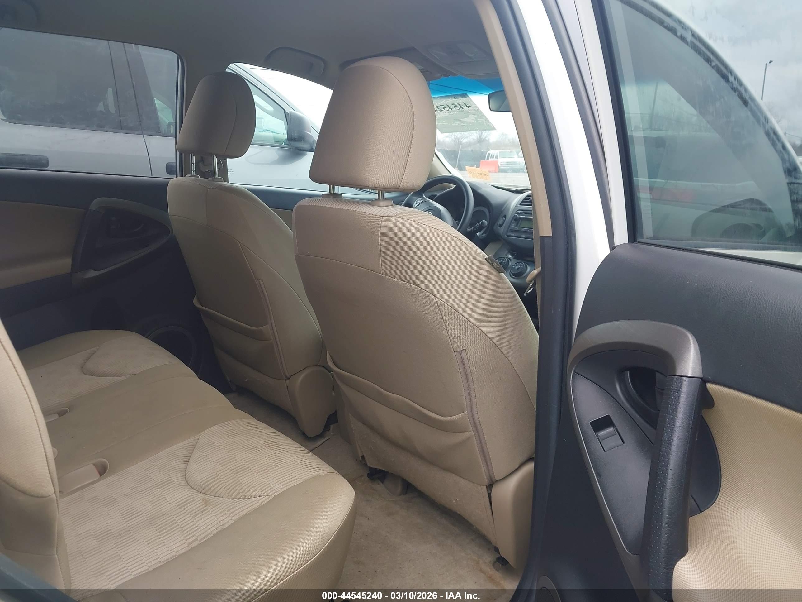 TOYOTA RAV4 image 8