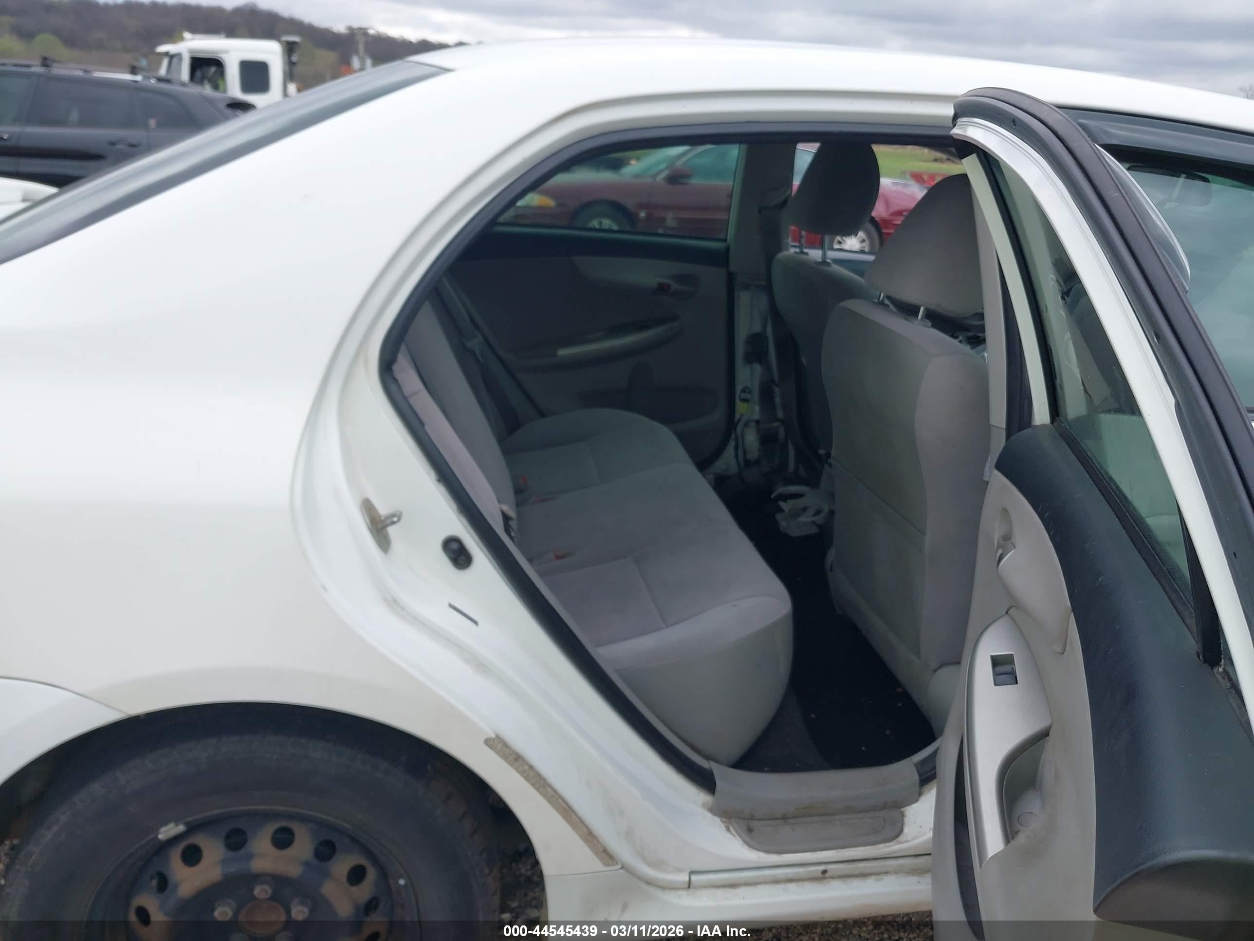 TOYOTA COROLLA image 8