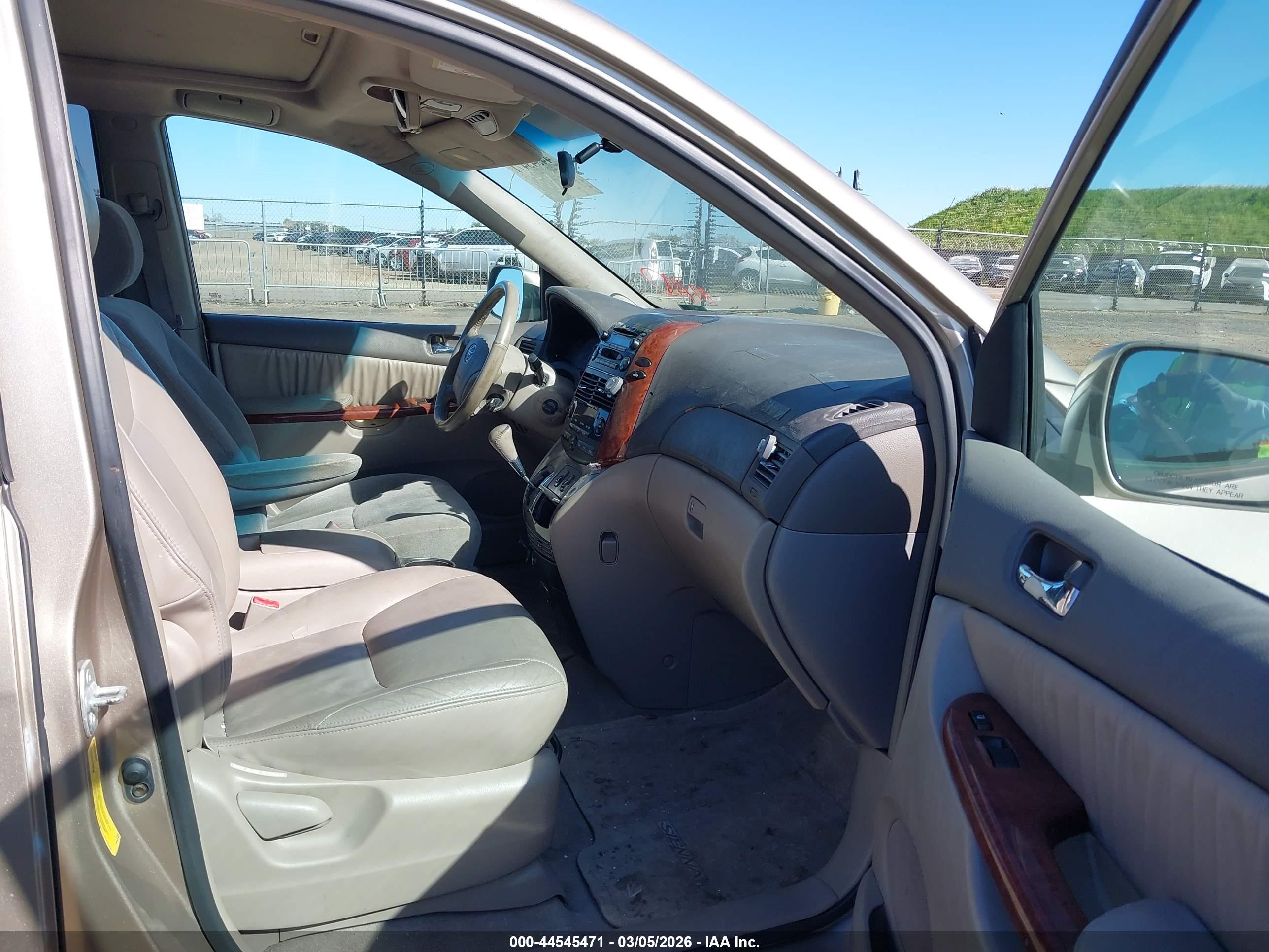 TOYOTA SIENNA image 5