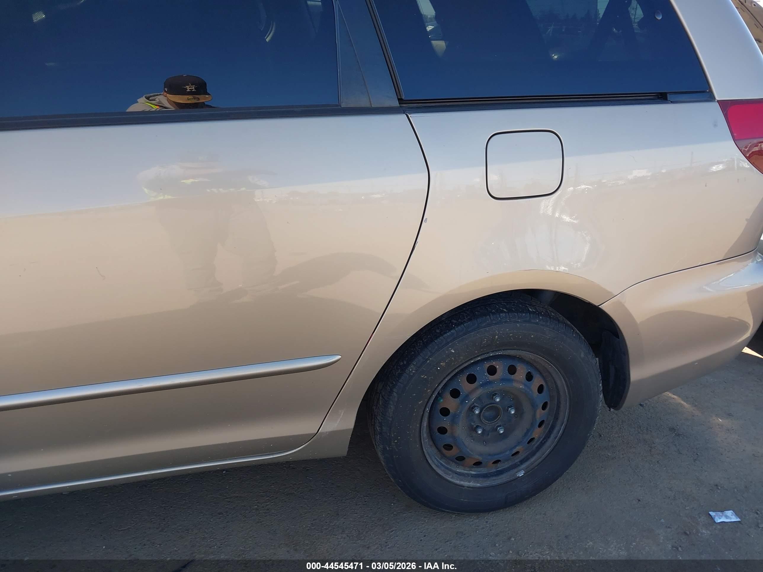 TOYOTA SIENNA image 6