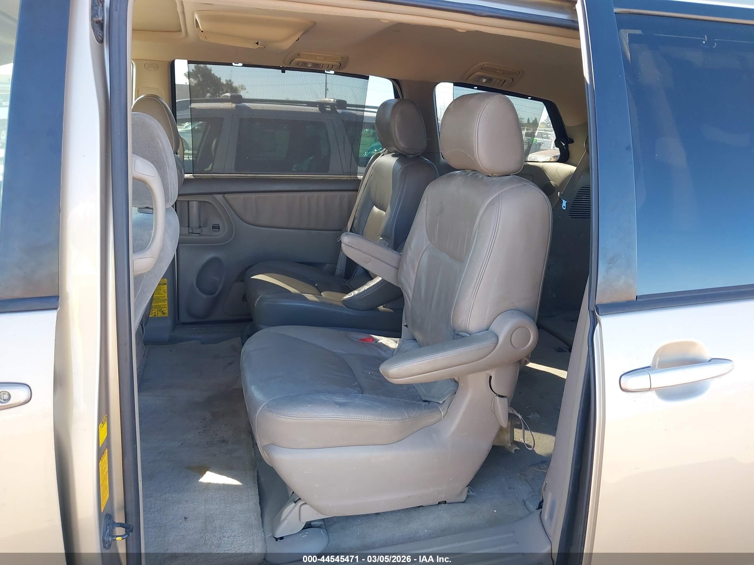 TOYOTA SIENNA image 8