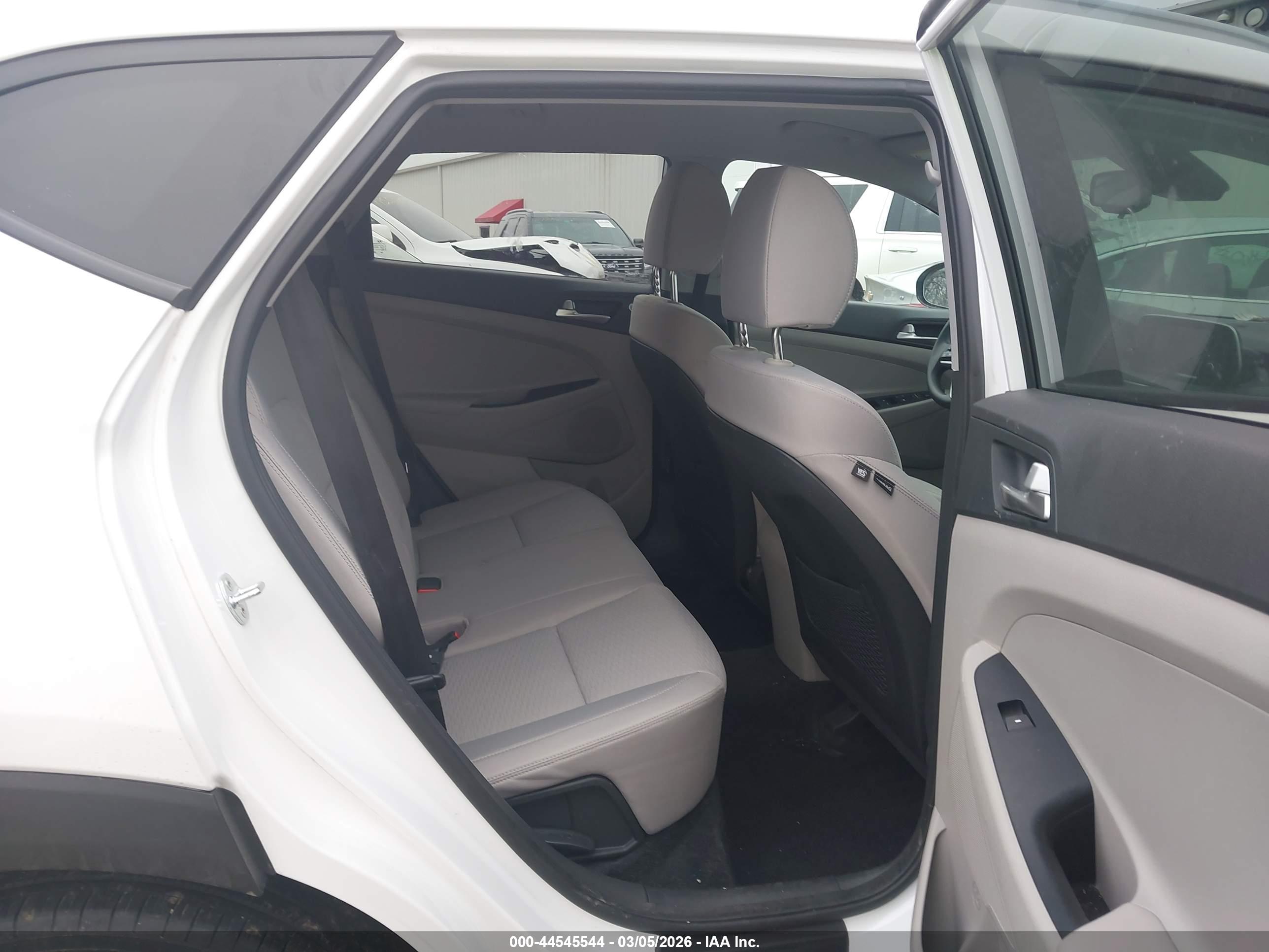 HYUNDAI TUCSON image 8