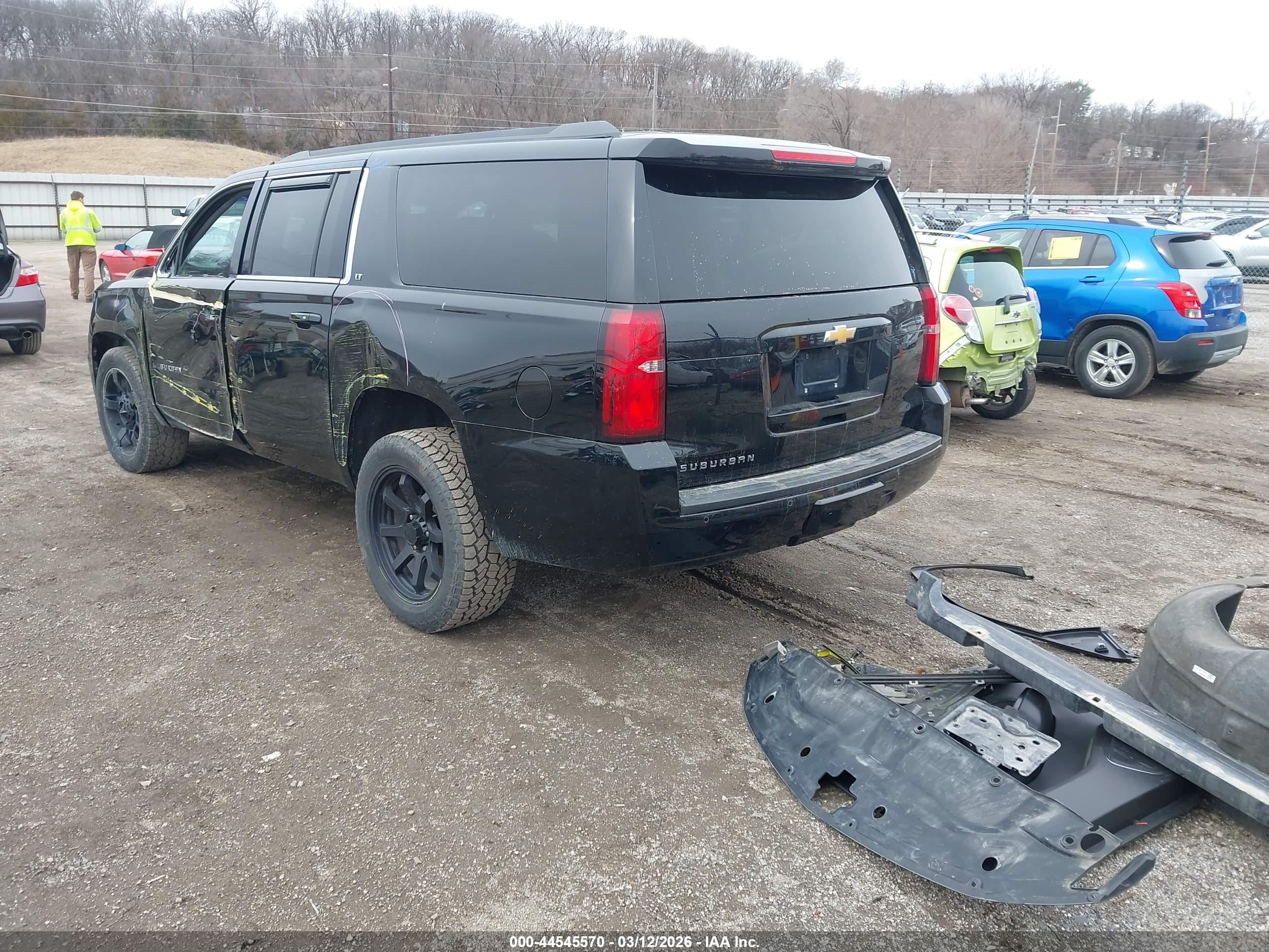 CHEVROLET SUBURBAN image 3