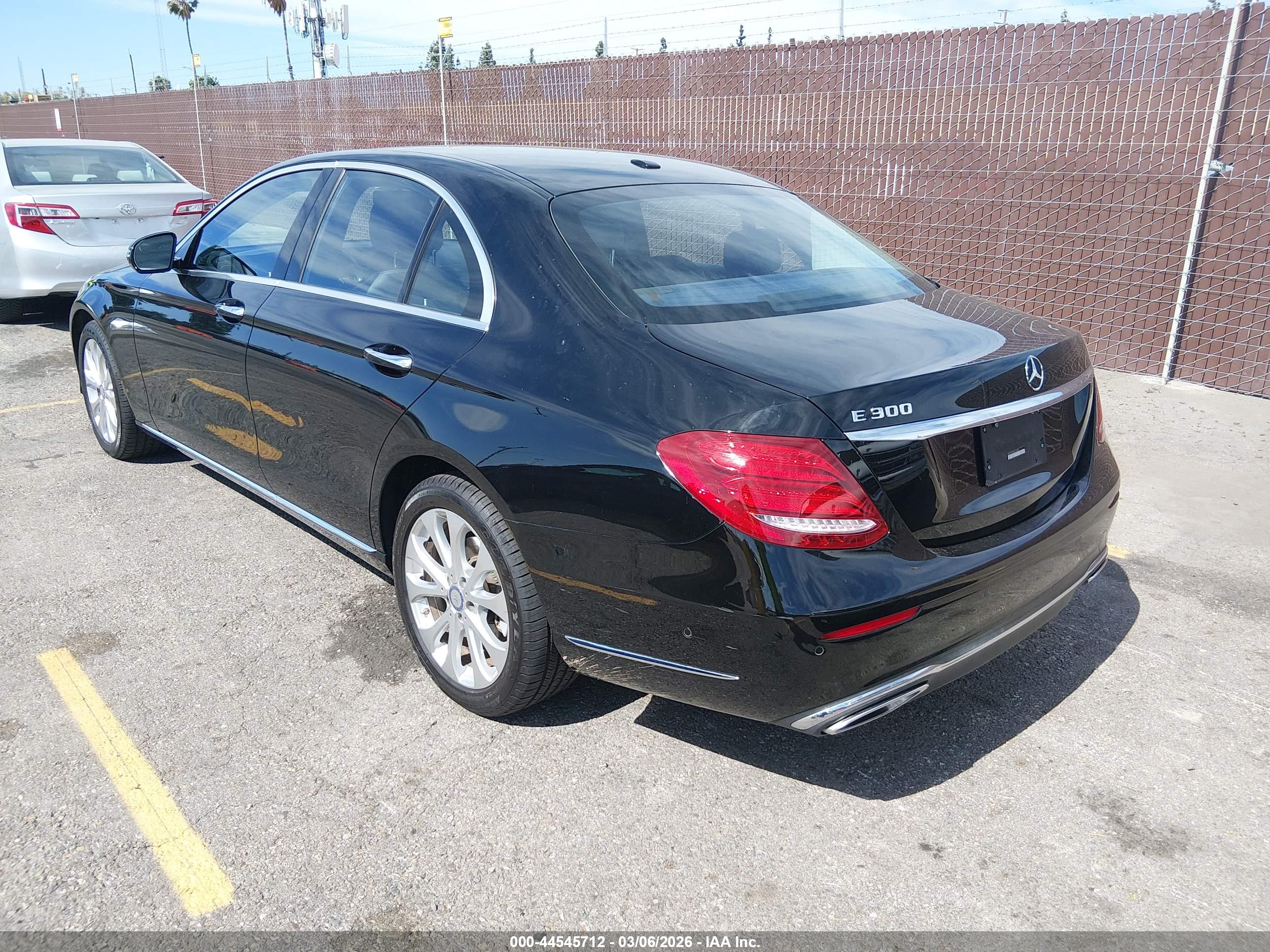 MERCEDES-BENZ E image 3