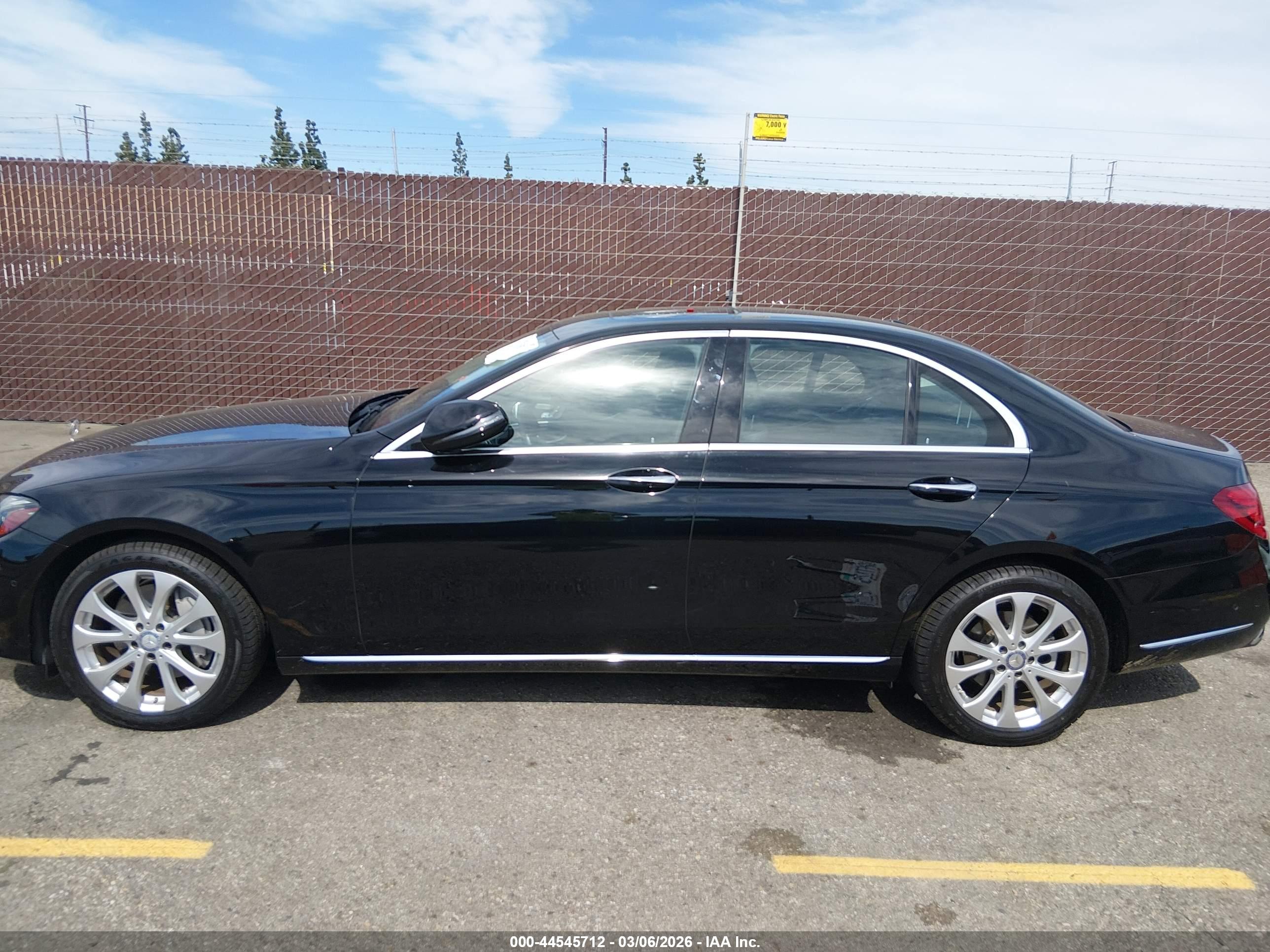 MERCEDES-BENZ E image 6