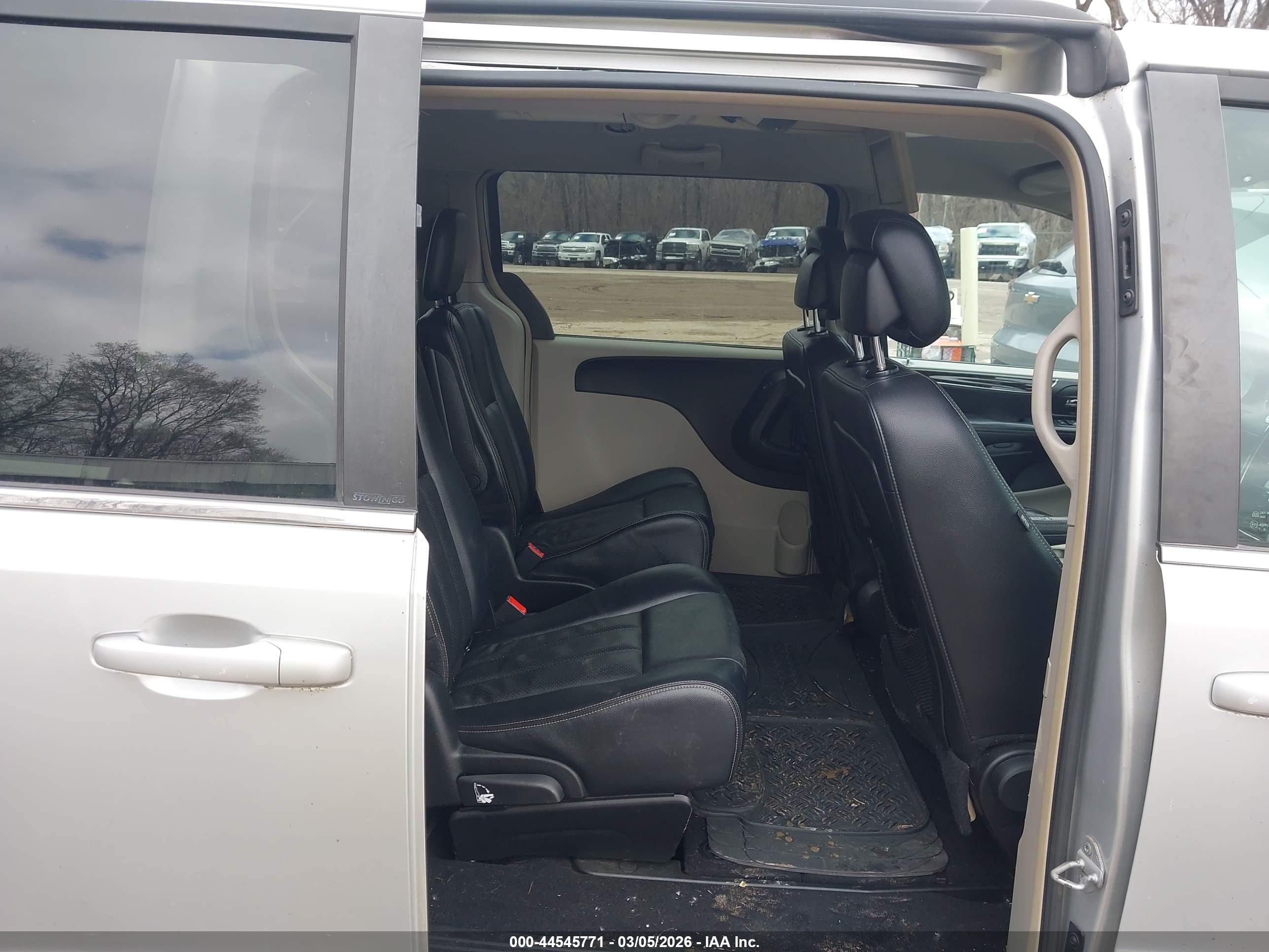 CHRYSLER TOWN image 8