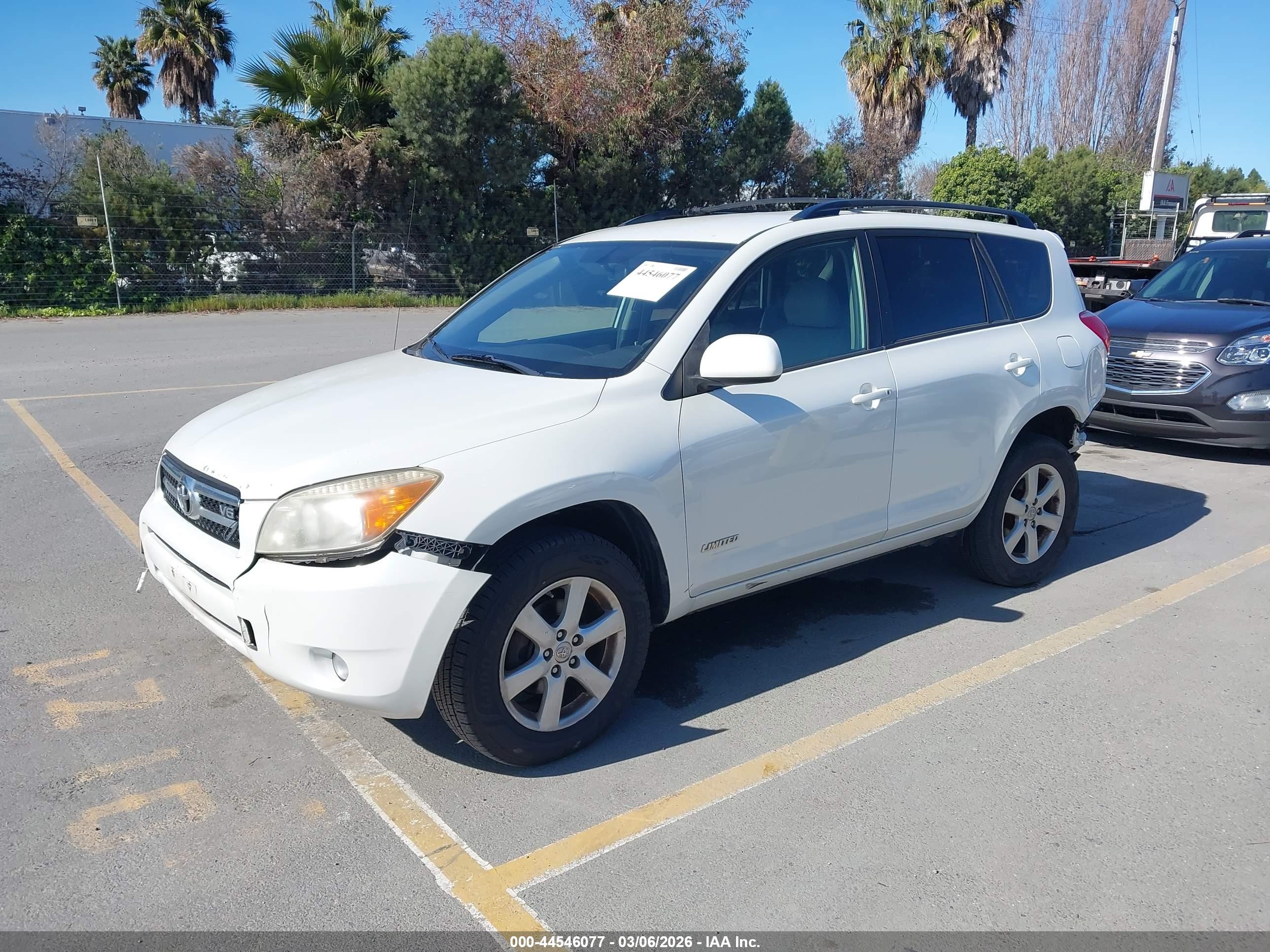 TOYOTA RAV4 image 2