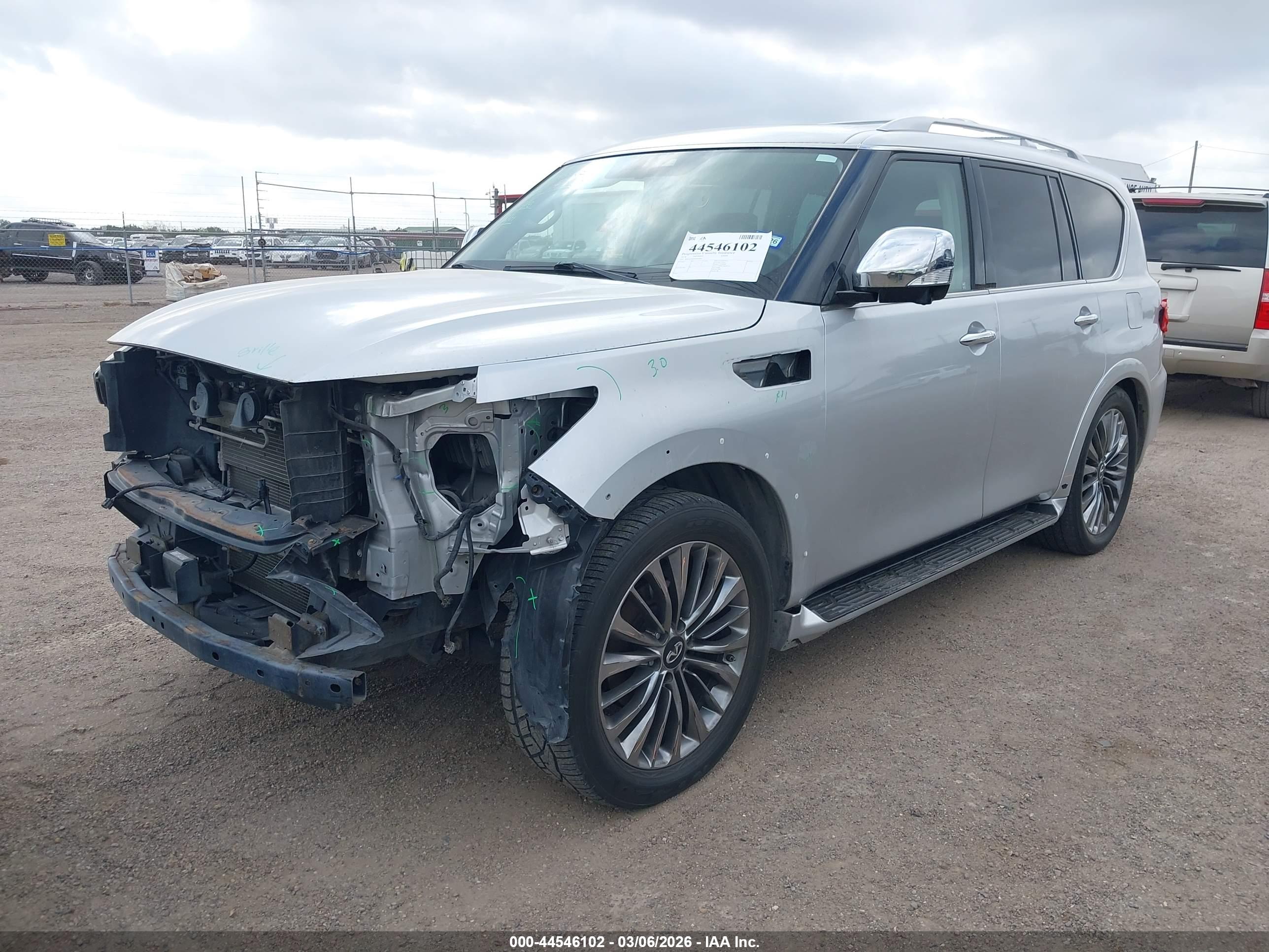 INFINITI QX80 image 2
