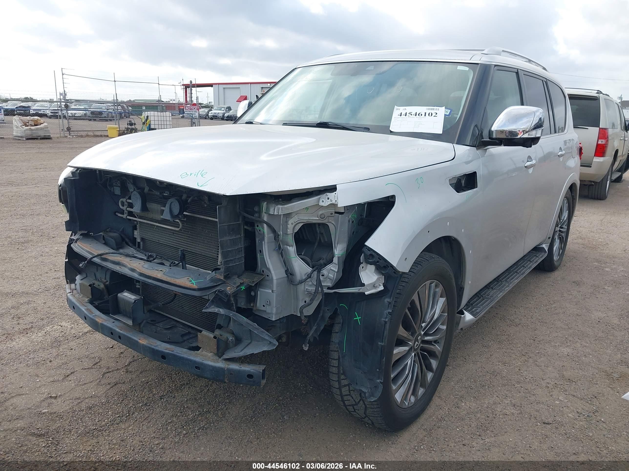 INFINITI QX80 image 6