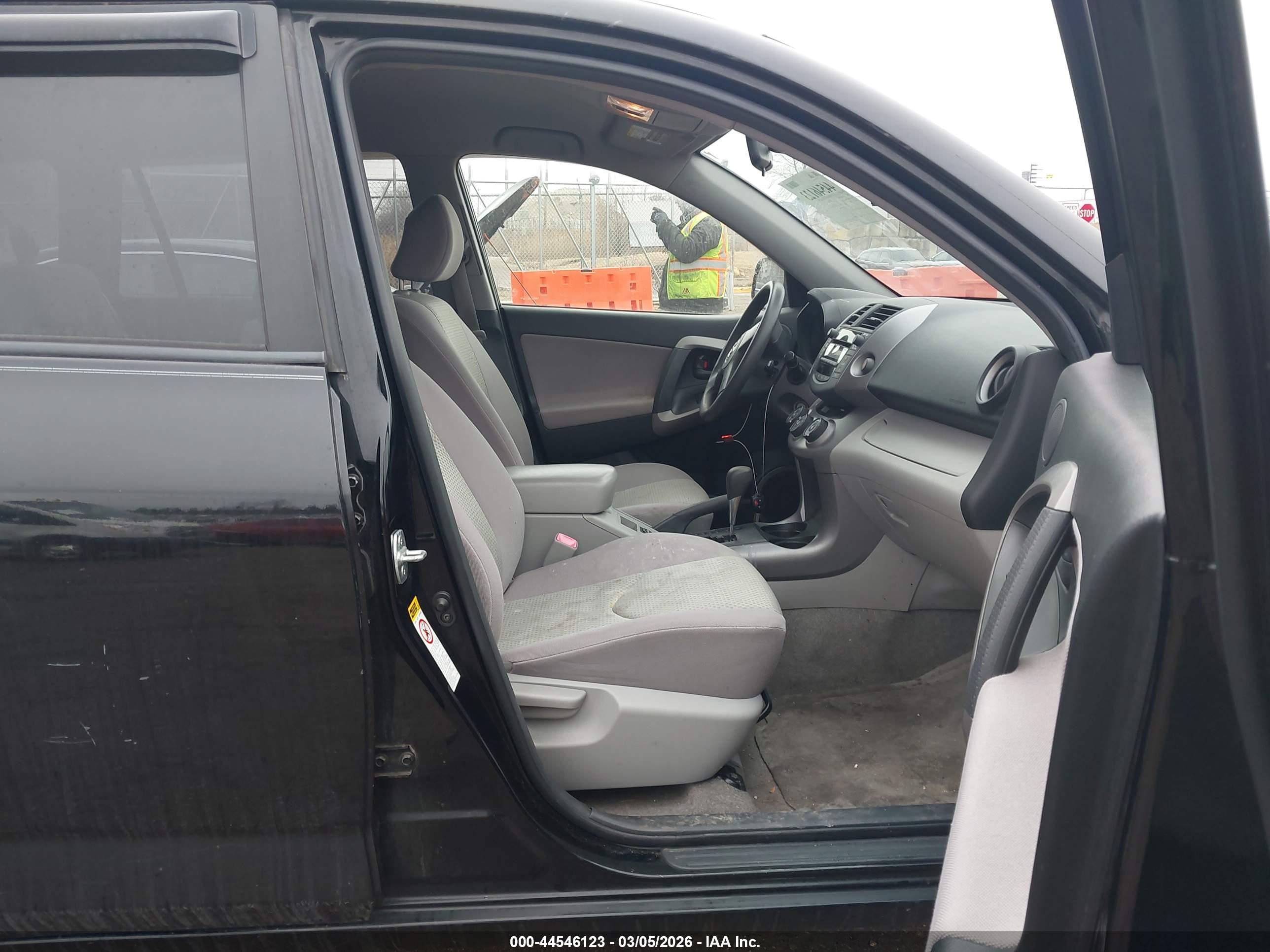 TOYOTA RAV4 image 5