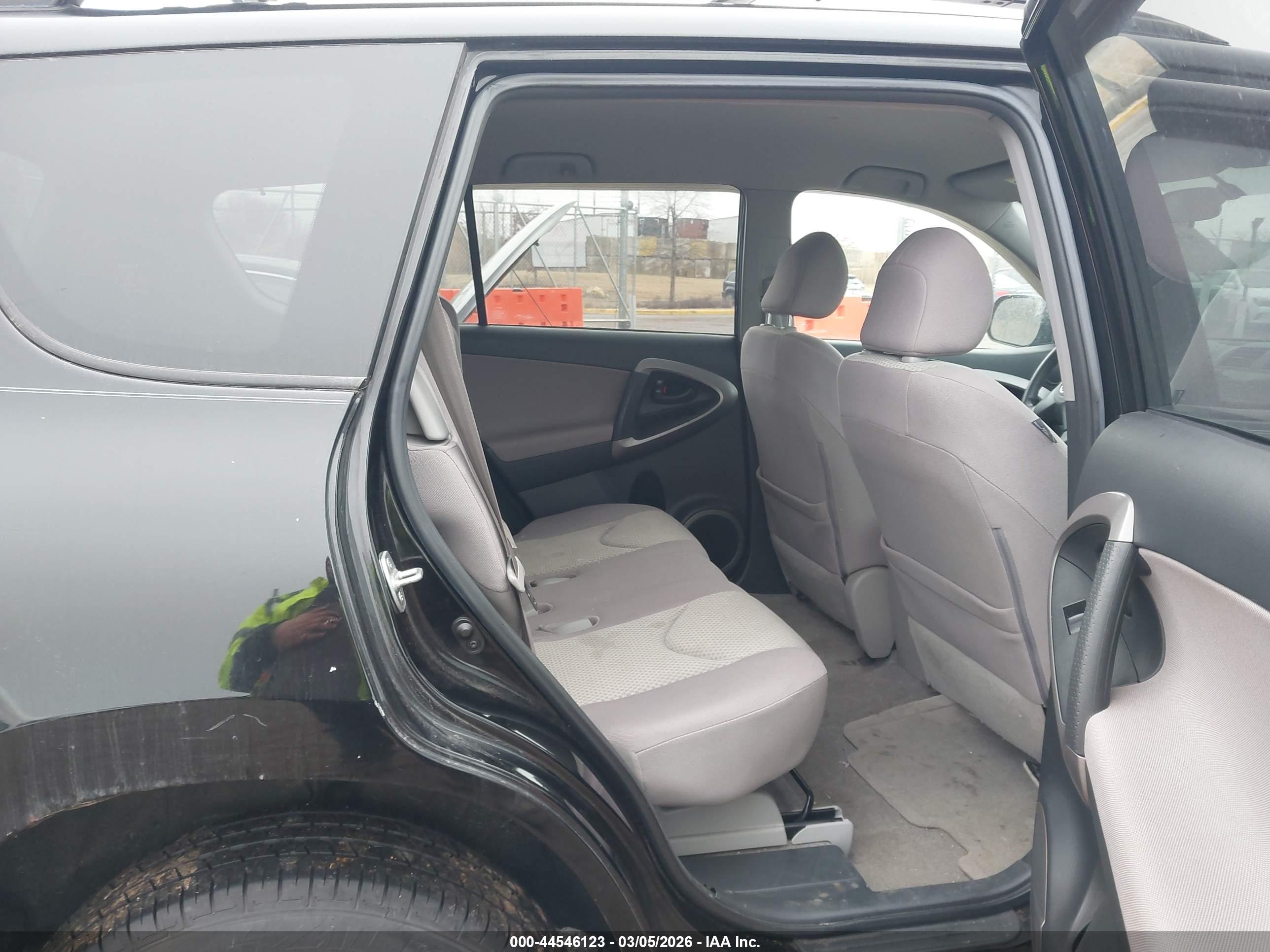 TOYOTA RAV4 image 8