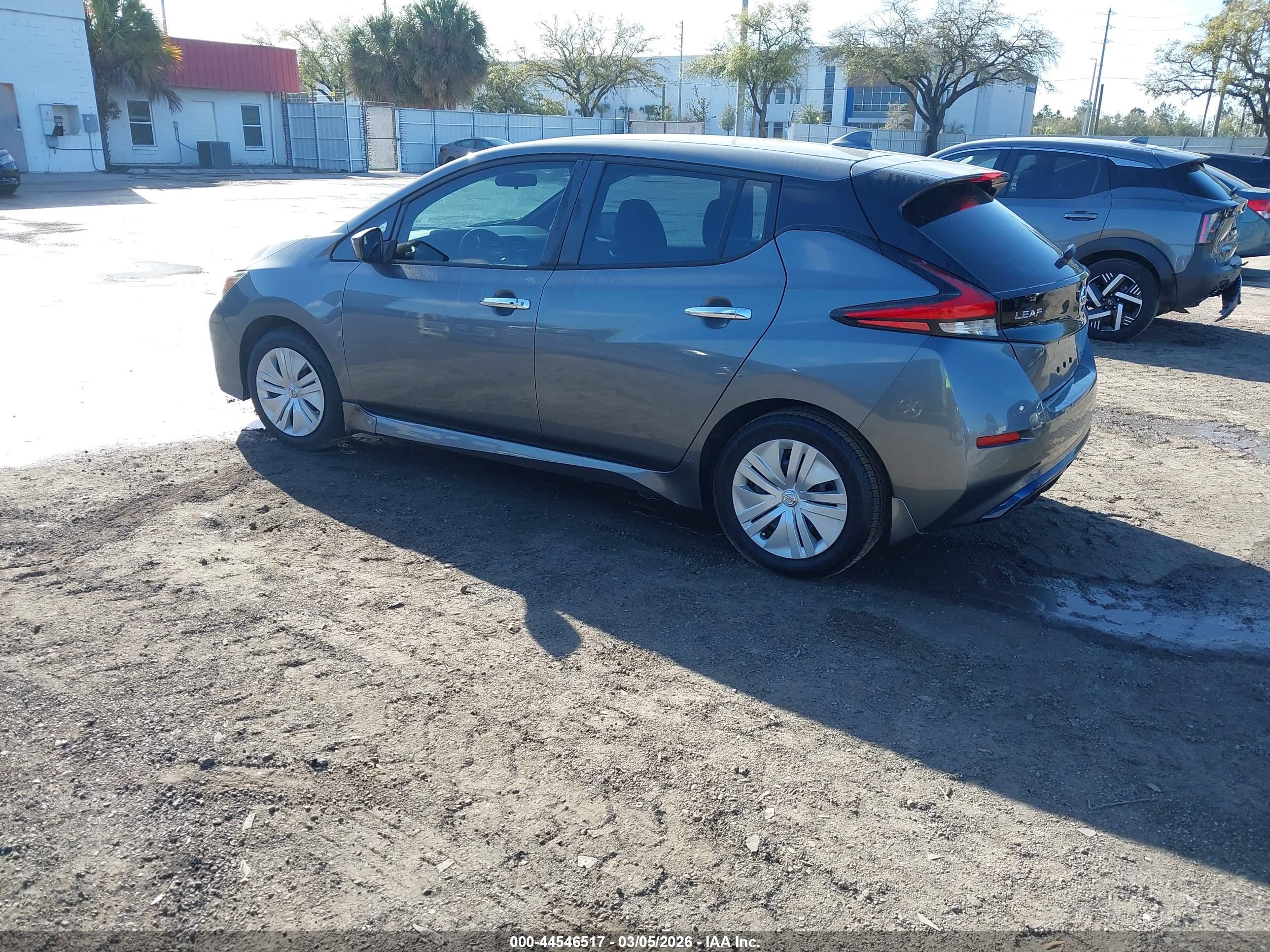 NISSAN LEAF image 3