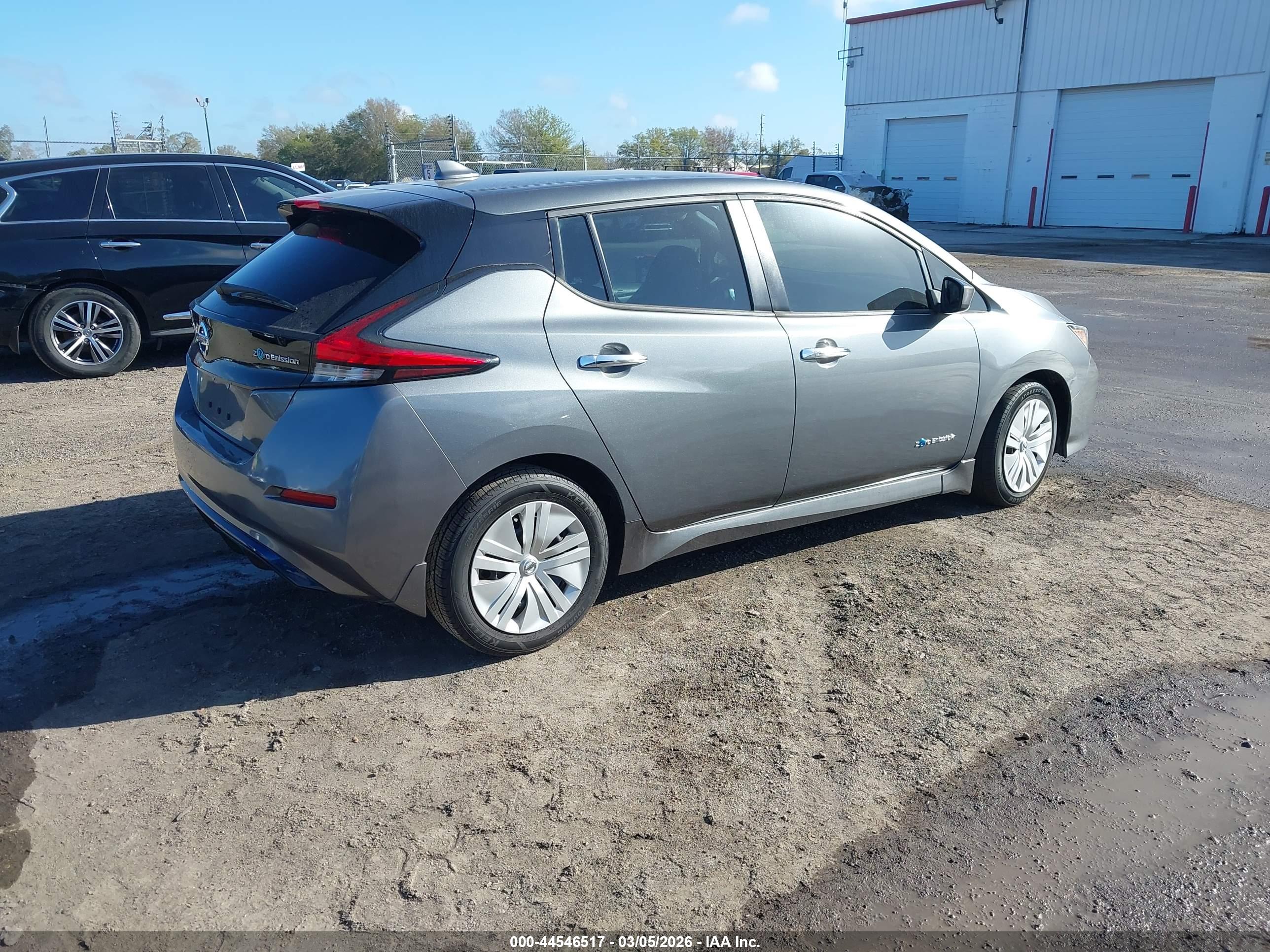 NISSAN LEAF image 4