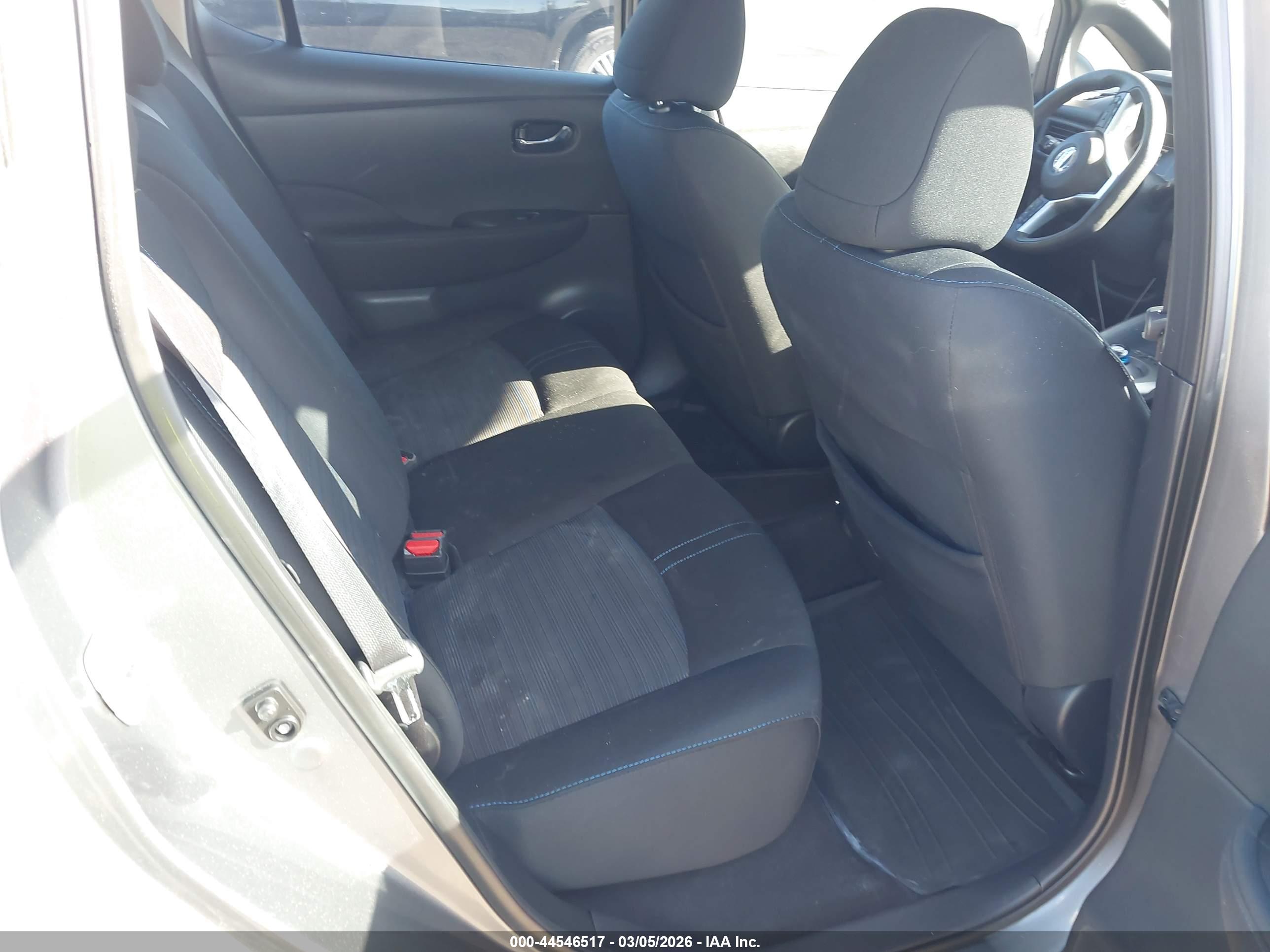 NISSAN LEAF image 8