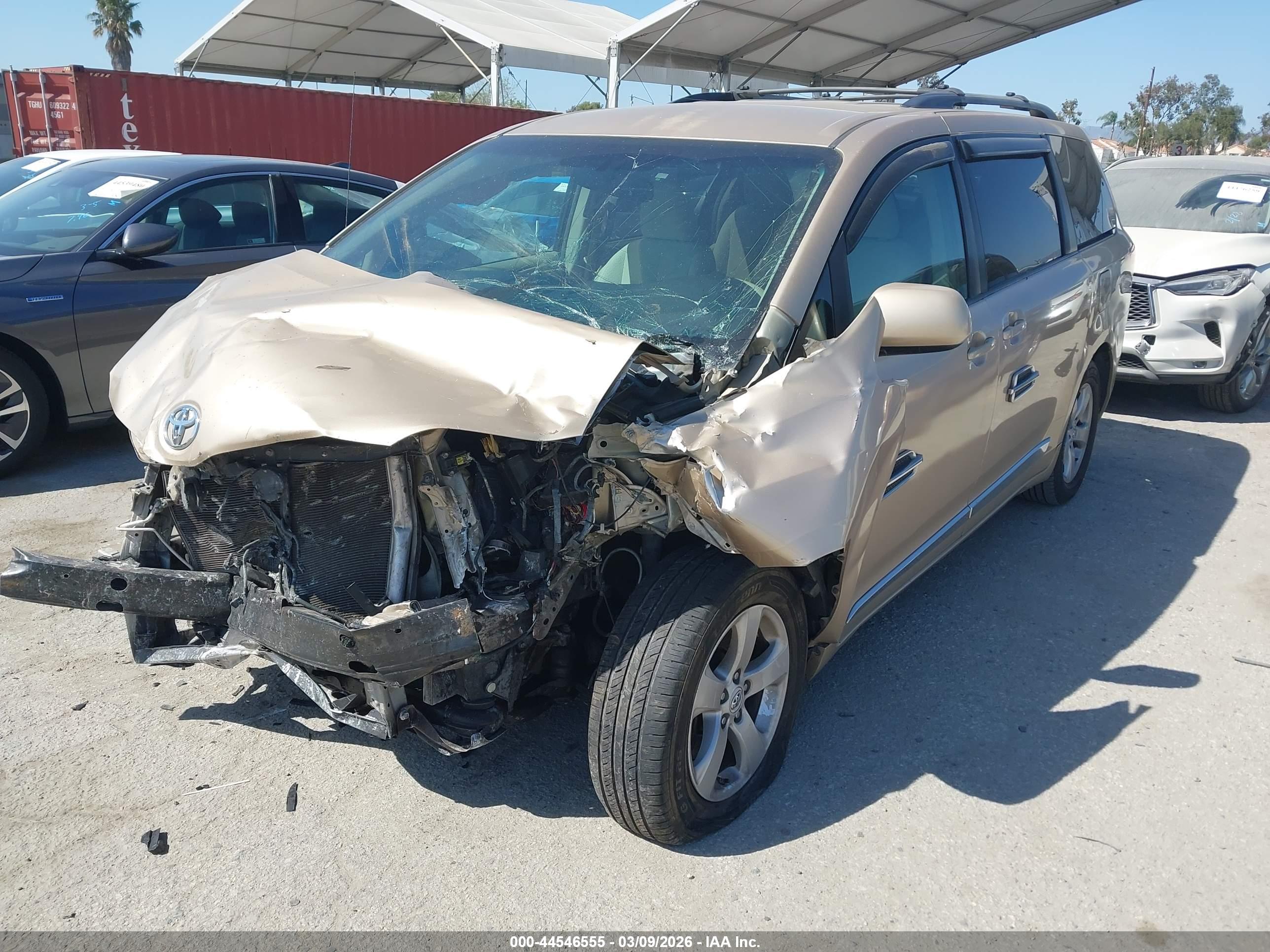 TOYOTA SIENNA image 2