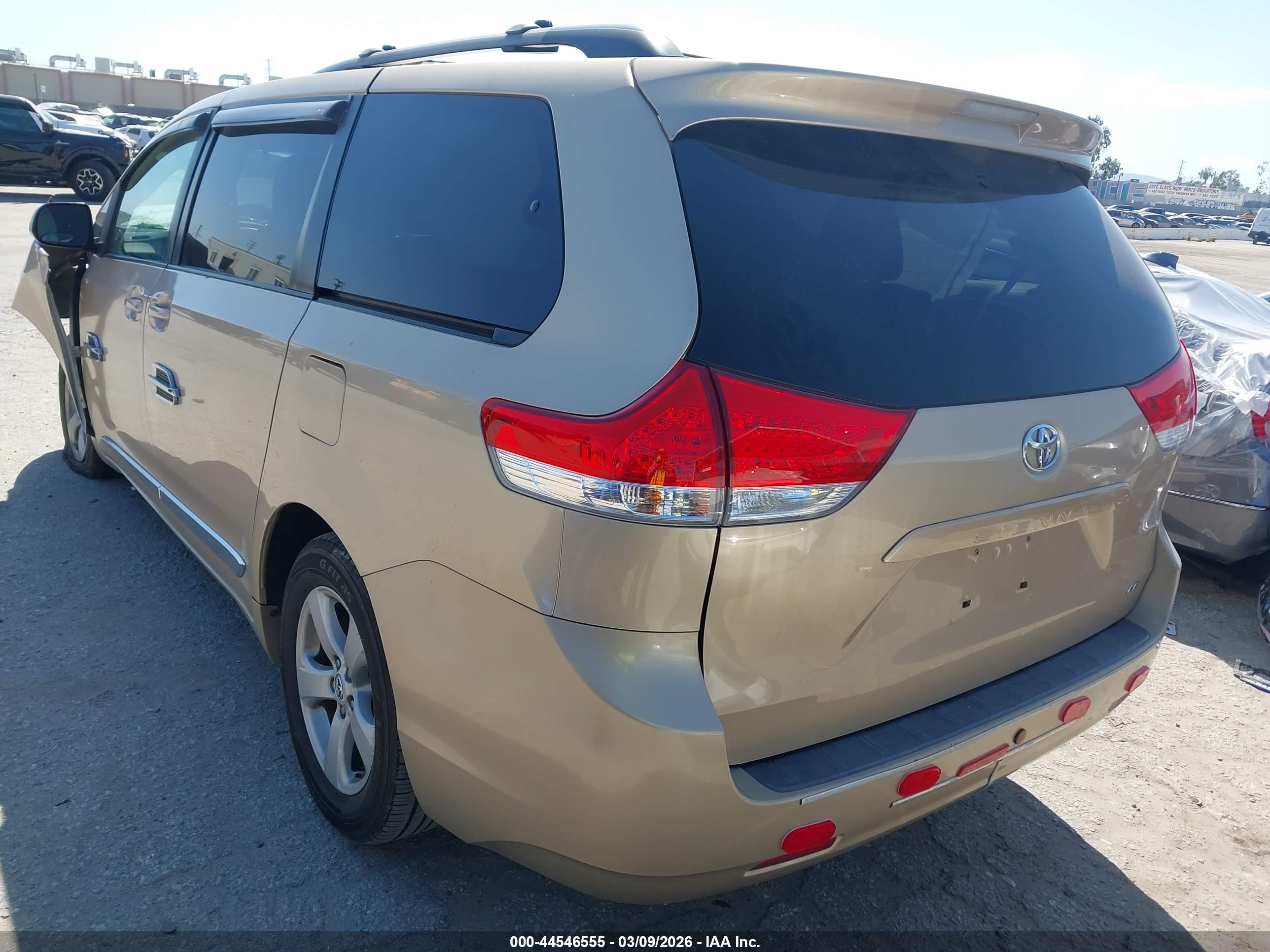 TOYOTA SIENNA image 3