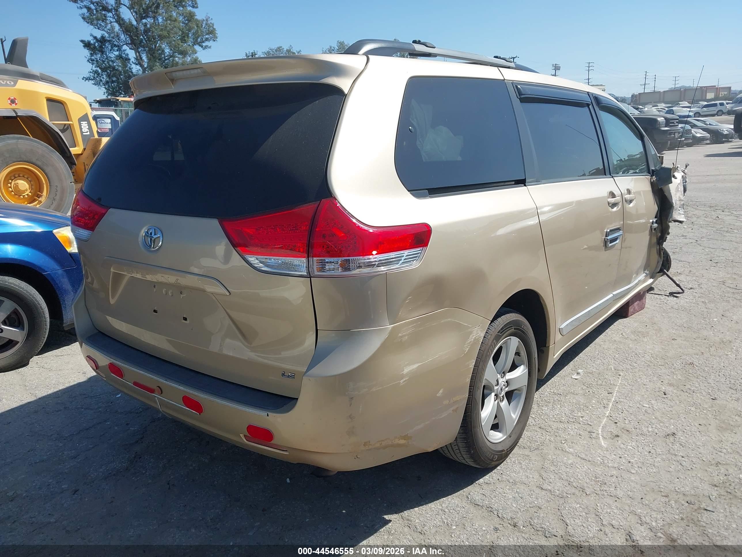 TOYOTA SIENNA image 4