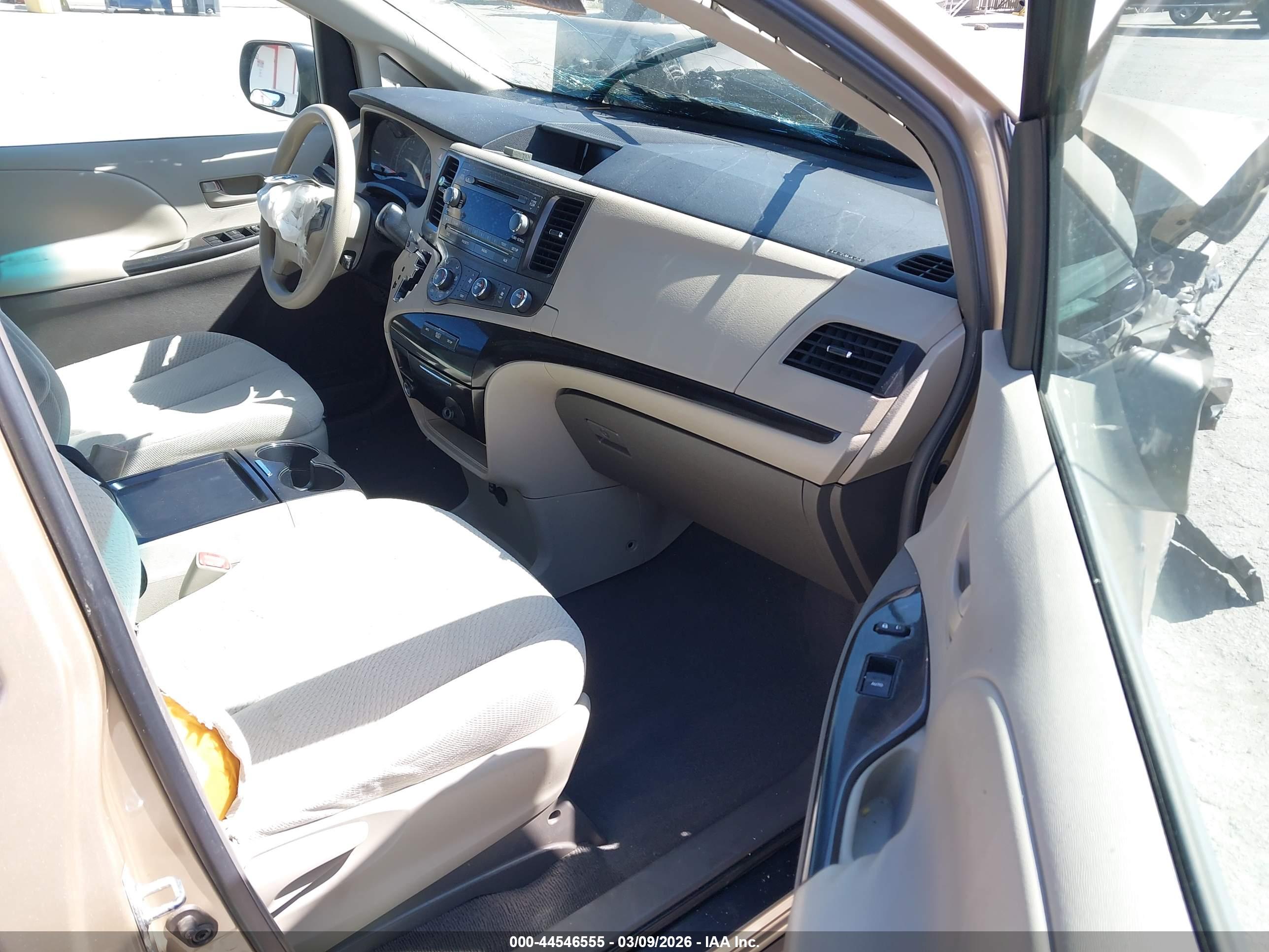 TOYOTA SIENNA image 5