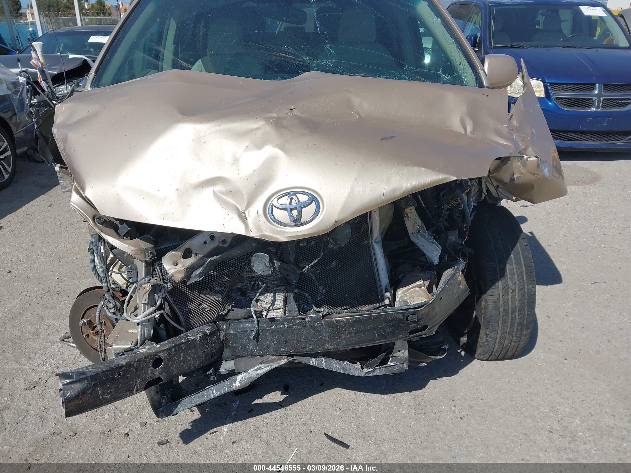 TOYOTA SIENNA image 6