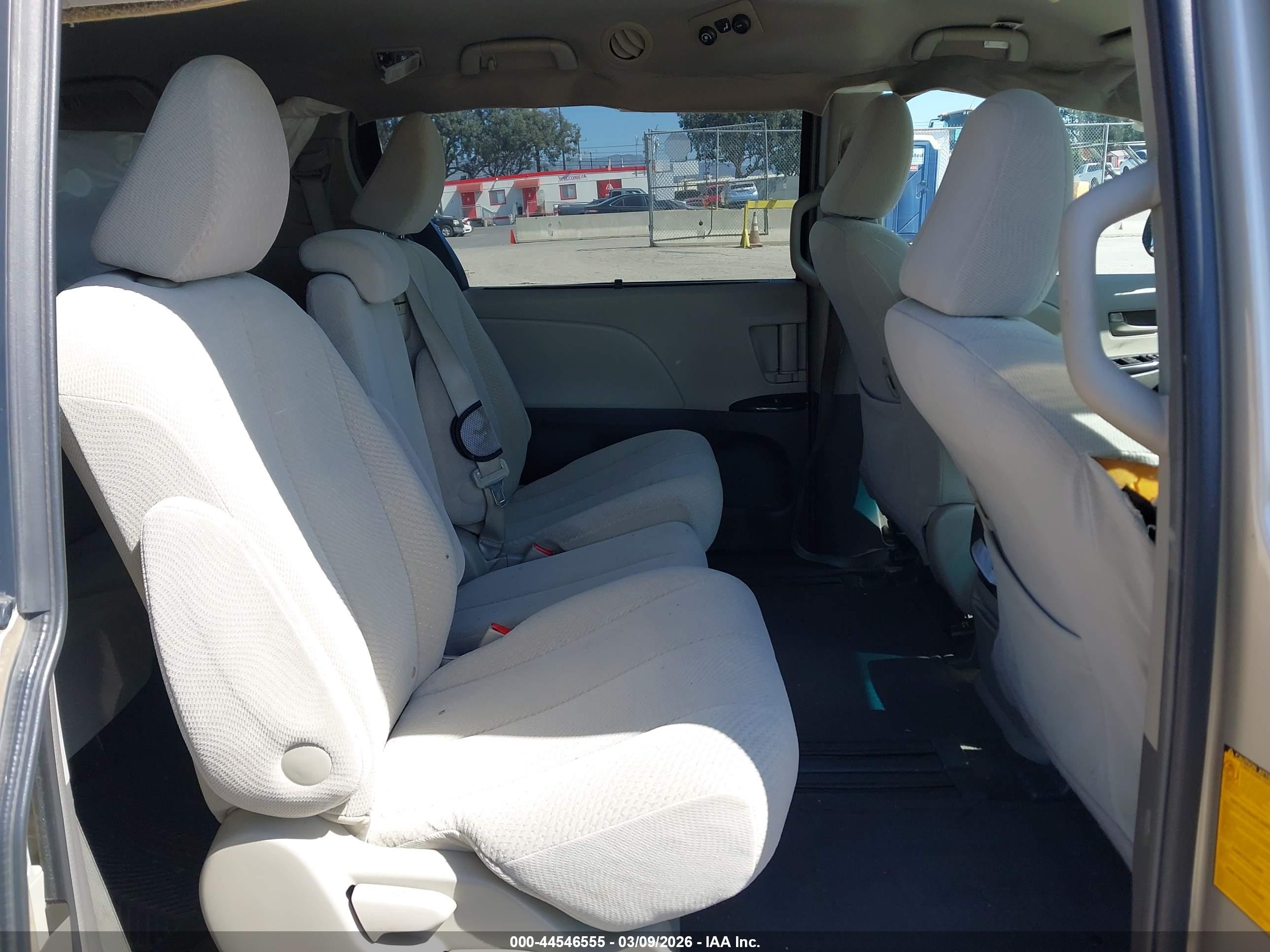 TOYOTA SIENNA image 8