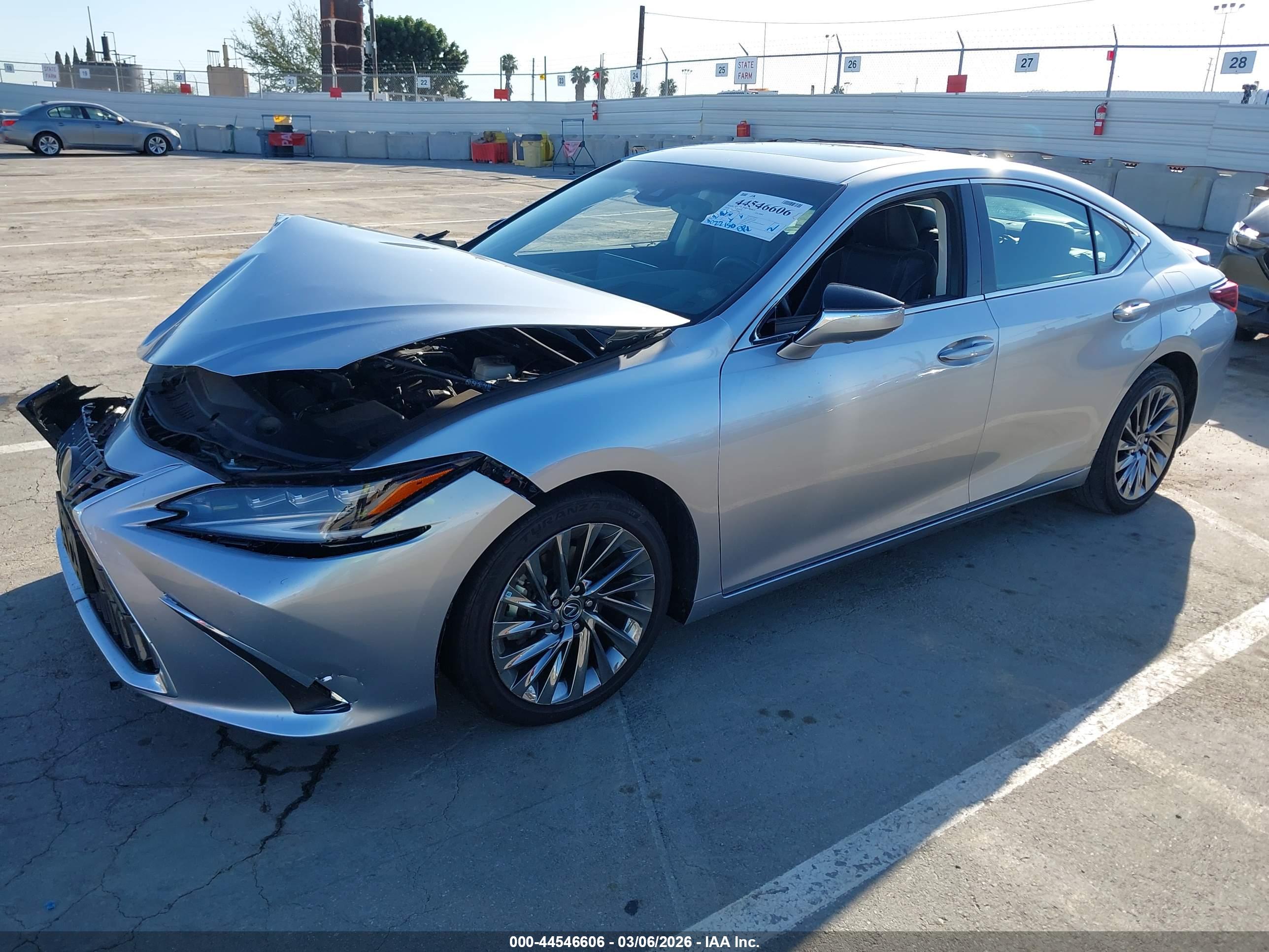 LEXUS ES image 2