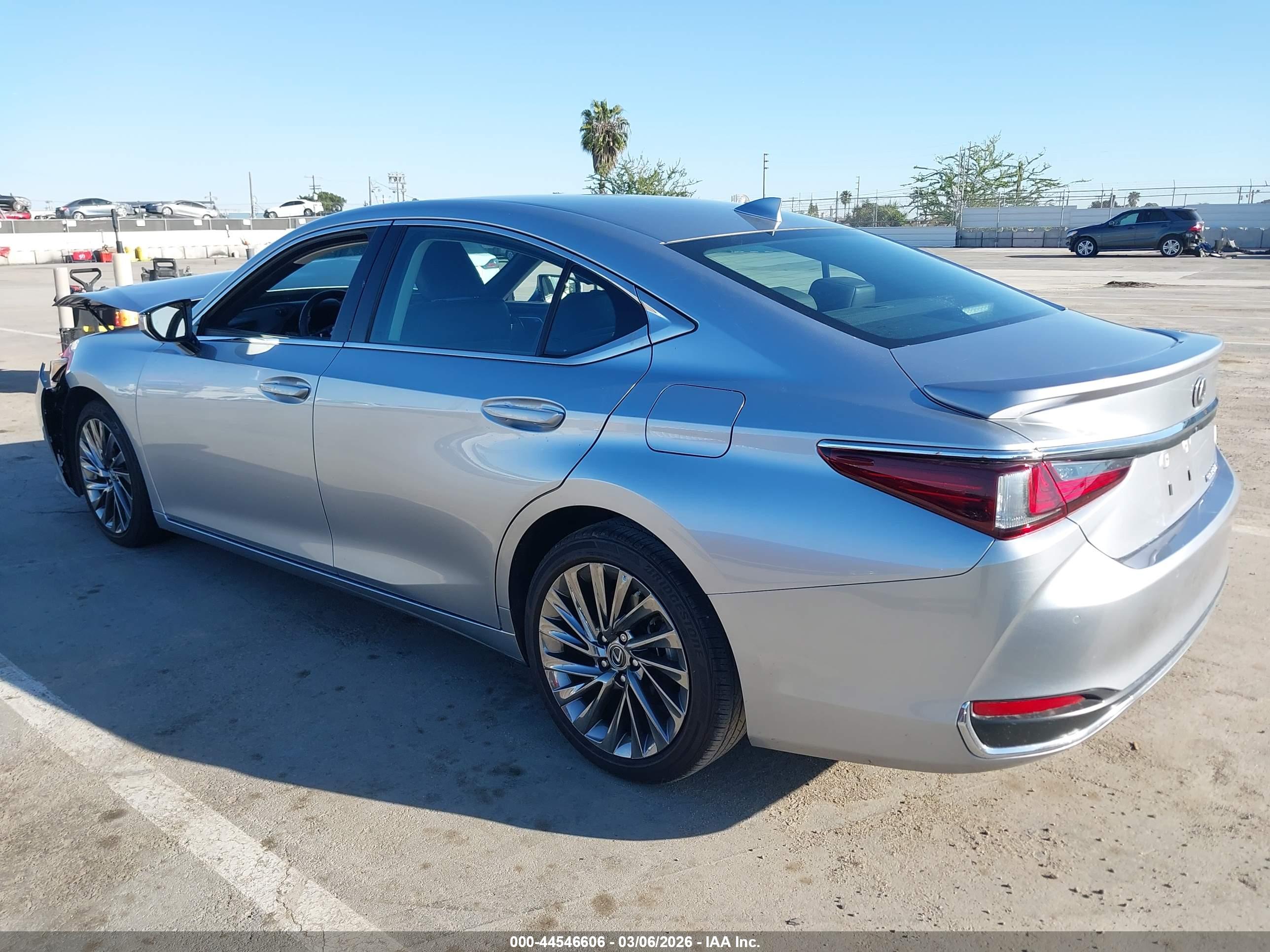 LEXUS ES image 3