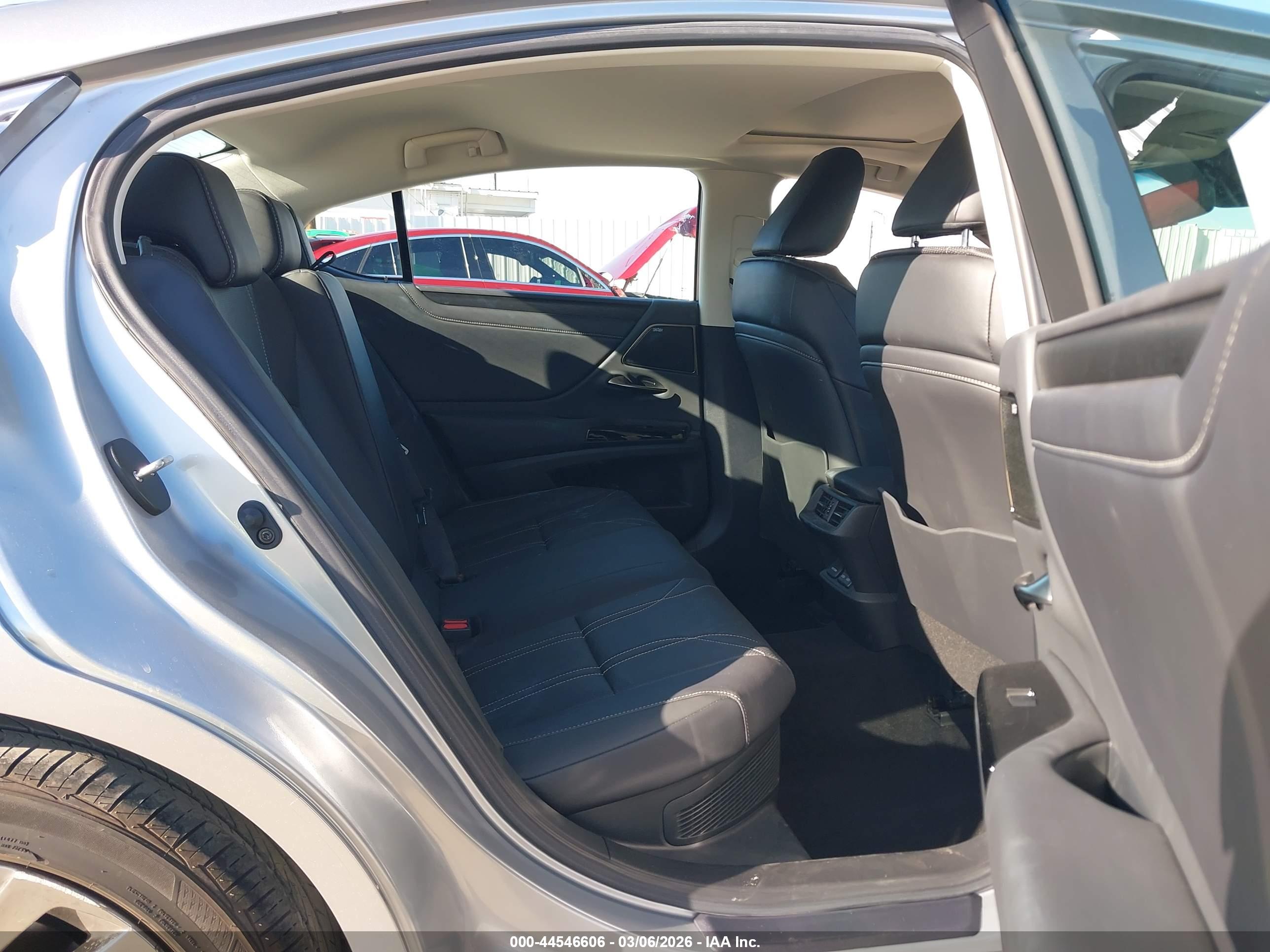 LEXUS ES image 8