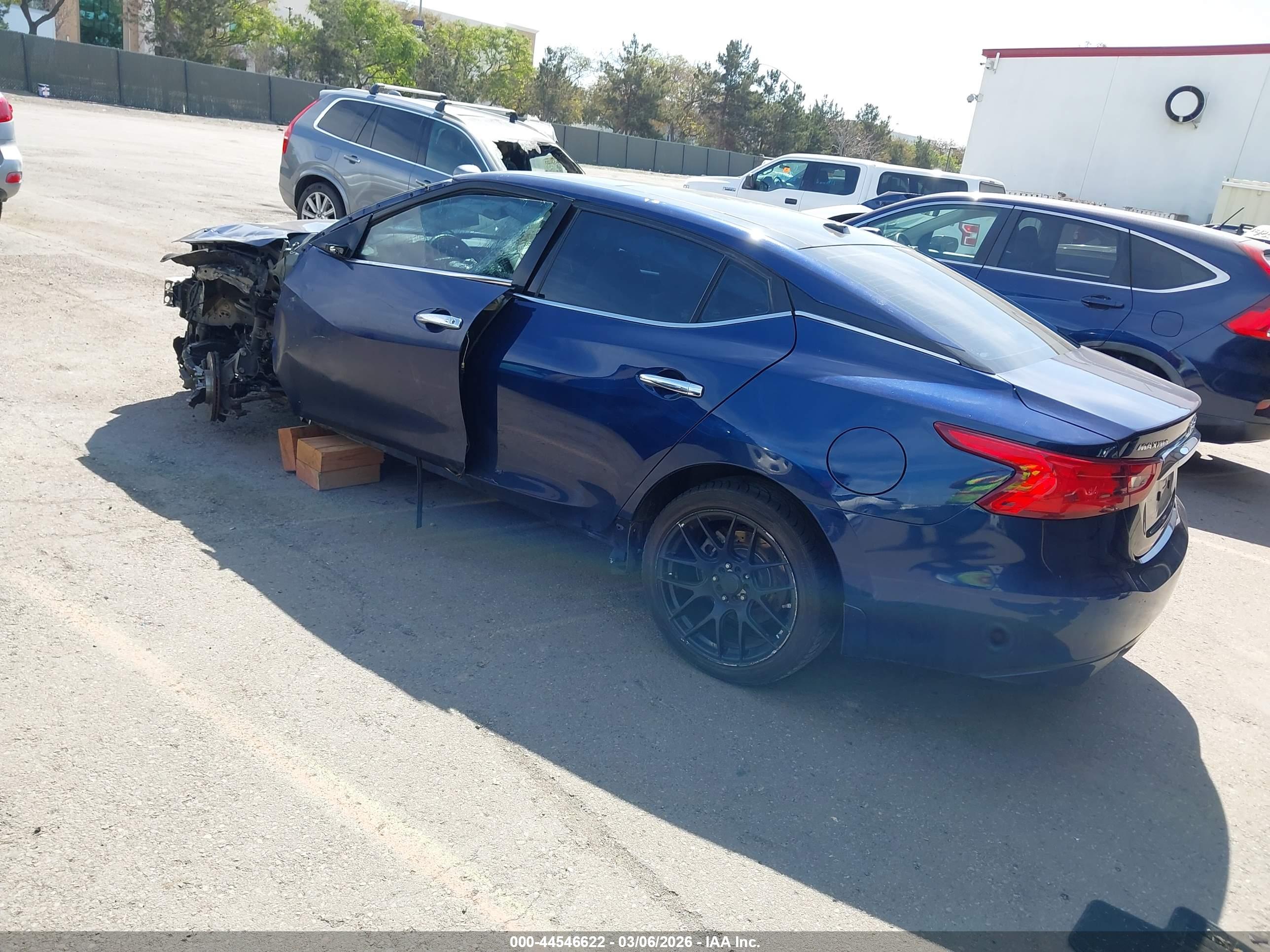 NISSAN MAXIMA image 3