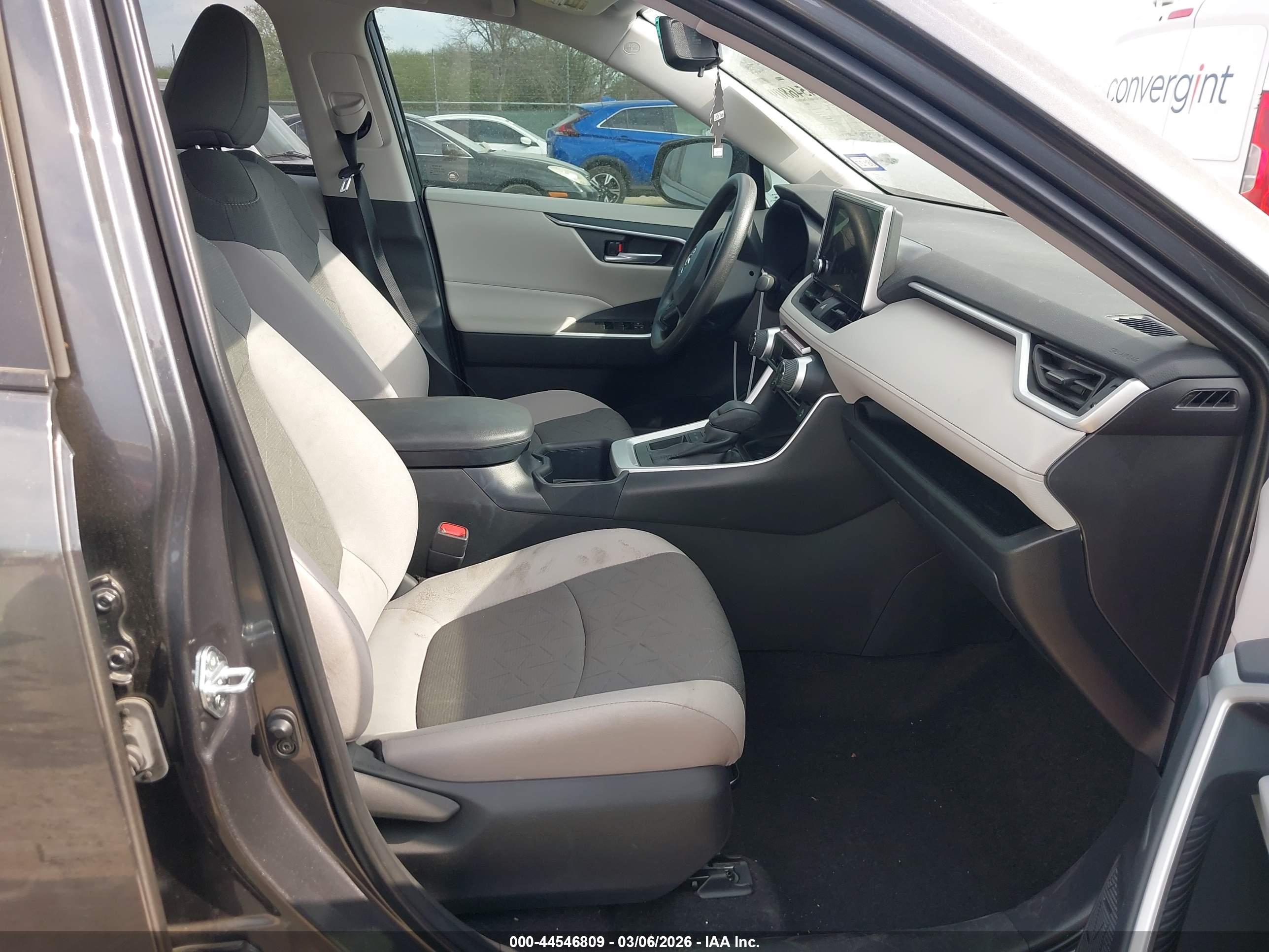 TOYOTA RAV4 image 5