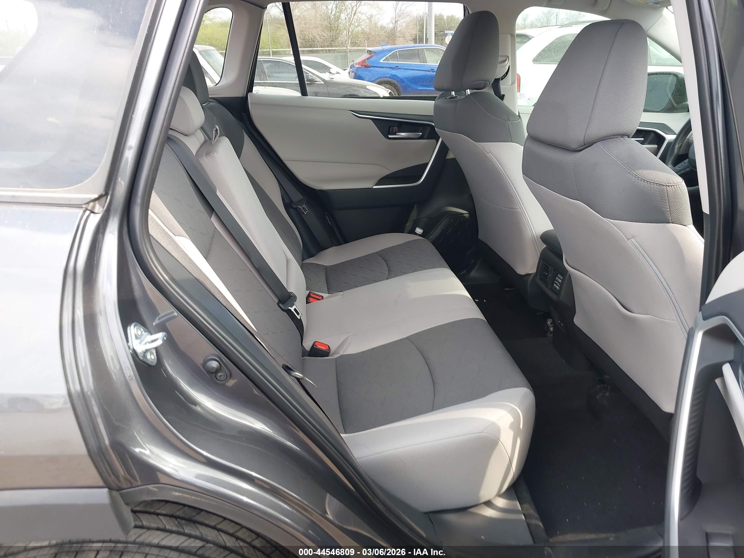 TOYOTA RAV4 image 8